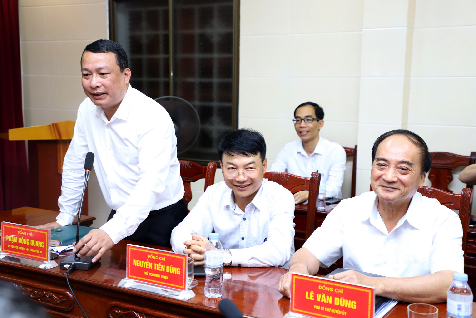 Bí thư Huyện ủy Nghi Lộc Quang phát biểu tại buổi làm việc. Ảnh: Phạm Bằng