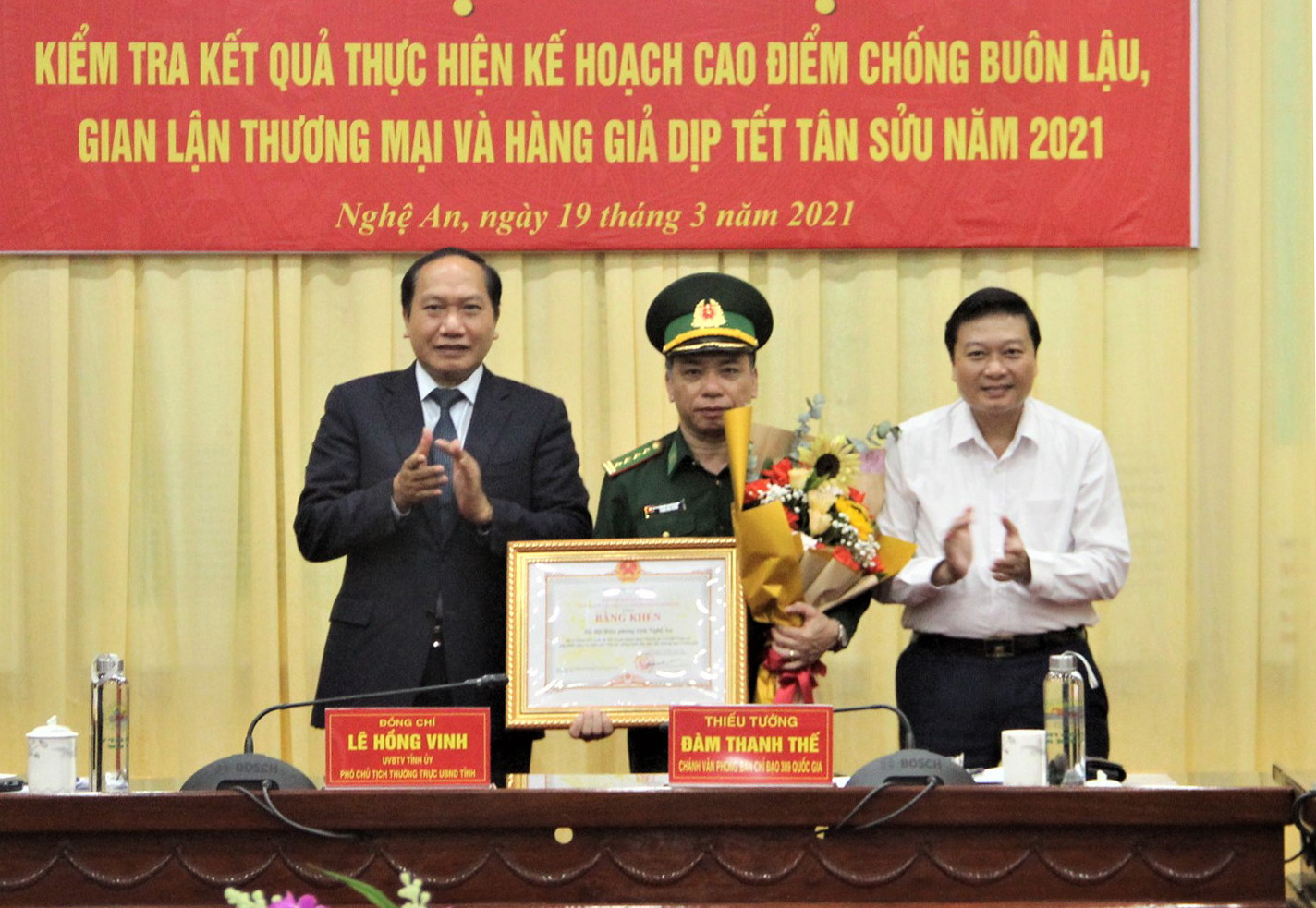 Ban chỉ đạo 389 quốc gia đã tặng bằng khen cho tập thể Bộ Chỉ huy Bộ đội biên phòng tỉnh. Ảnh Quang An