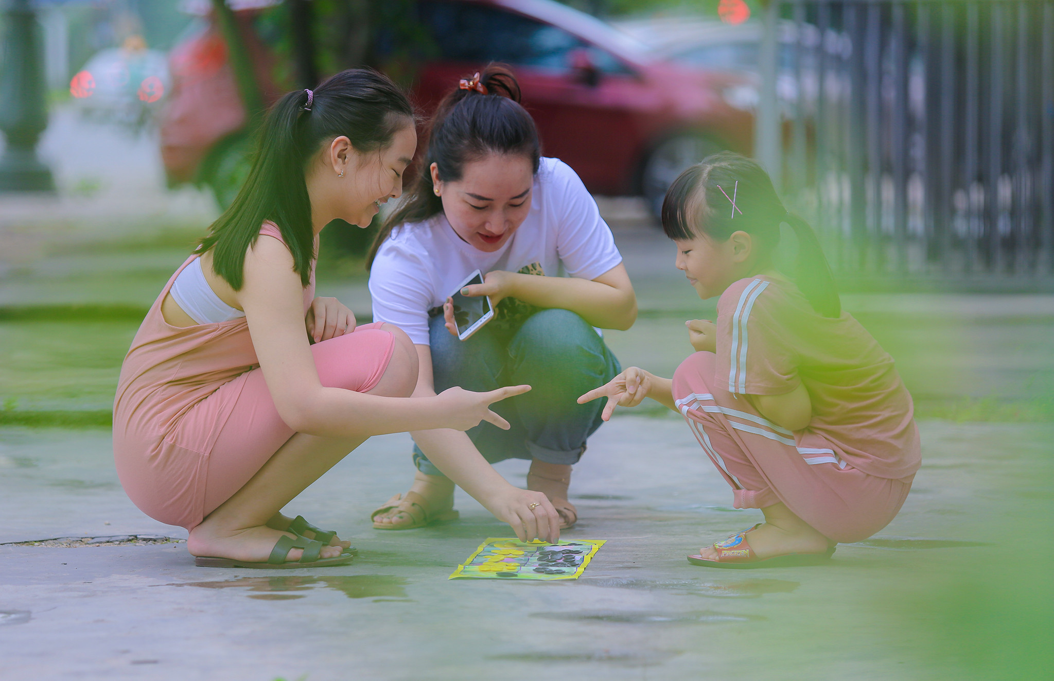 Chị em Nguyễn Phan Quỳnh Anh người đạt danh hiệu quán quân Sao nhí tỏa sáng 2019 – Sau giờ học, lại cùng nhau chơi những trò chơi dân gian để xua tan những căng thẳng. Ảnh: Đức Anh