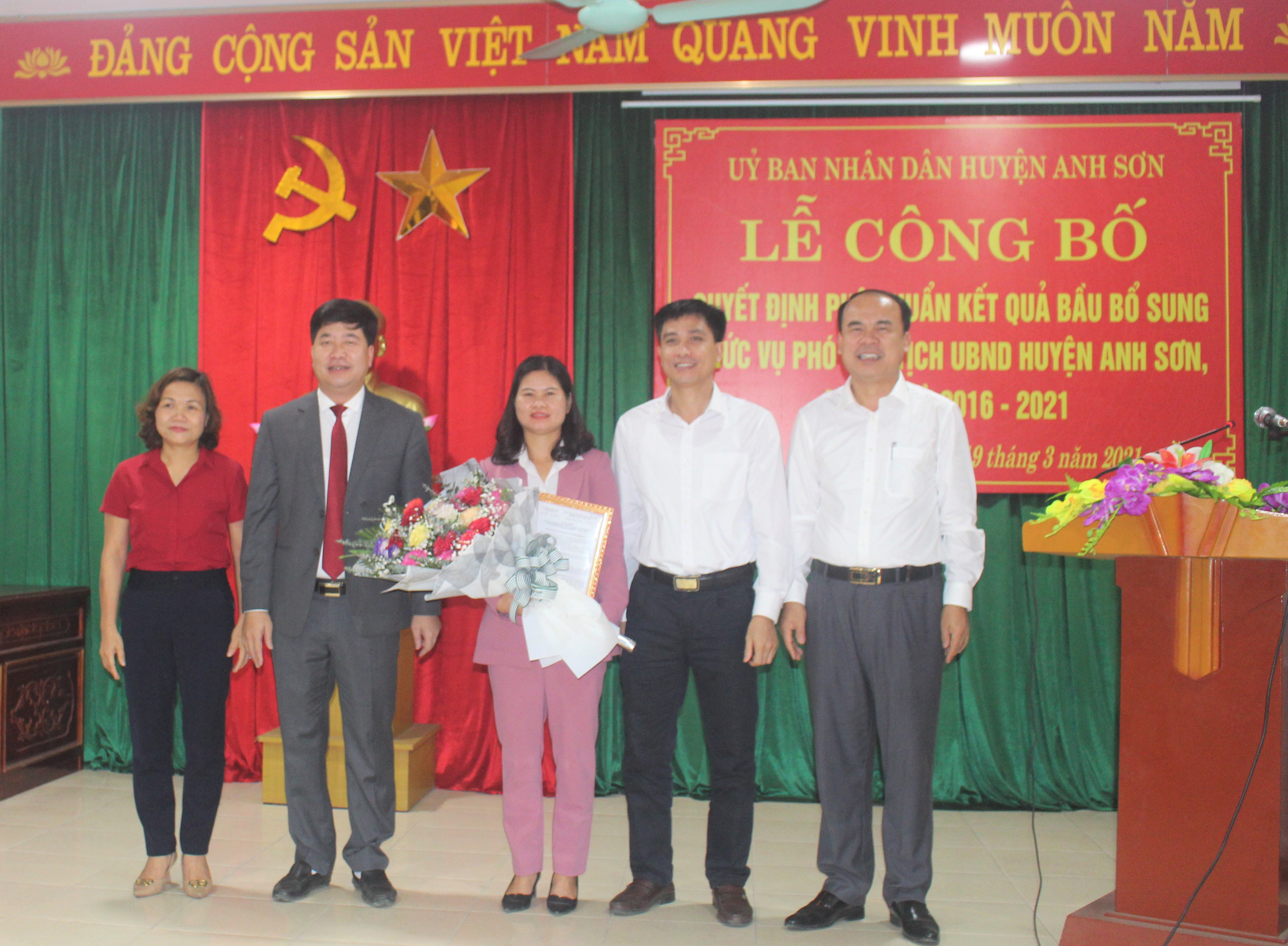Các đồng chí trong BTV Huyện ủy  tặng hoa chúc mừng đồng chí Bùi Thị Phượng