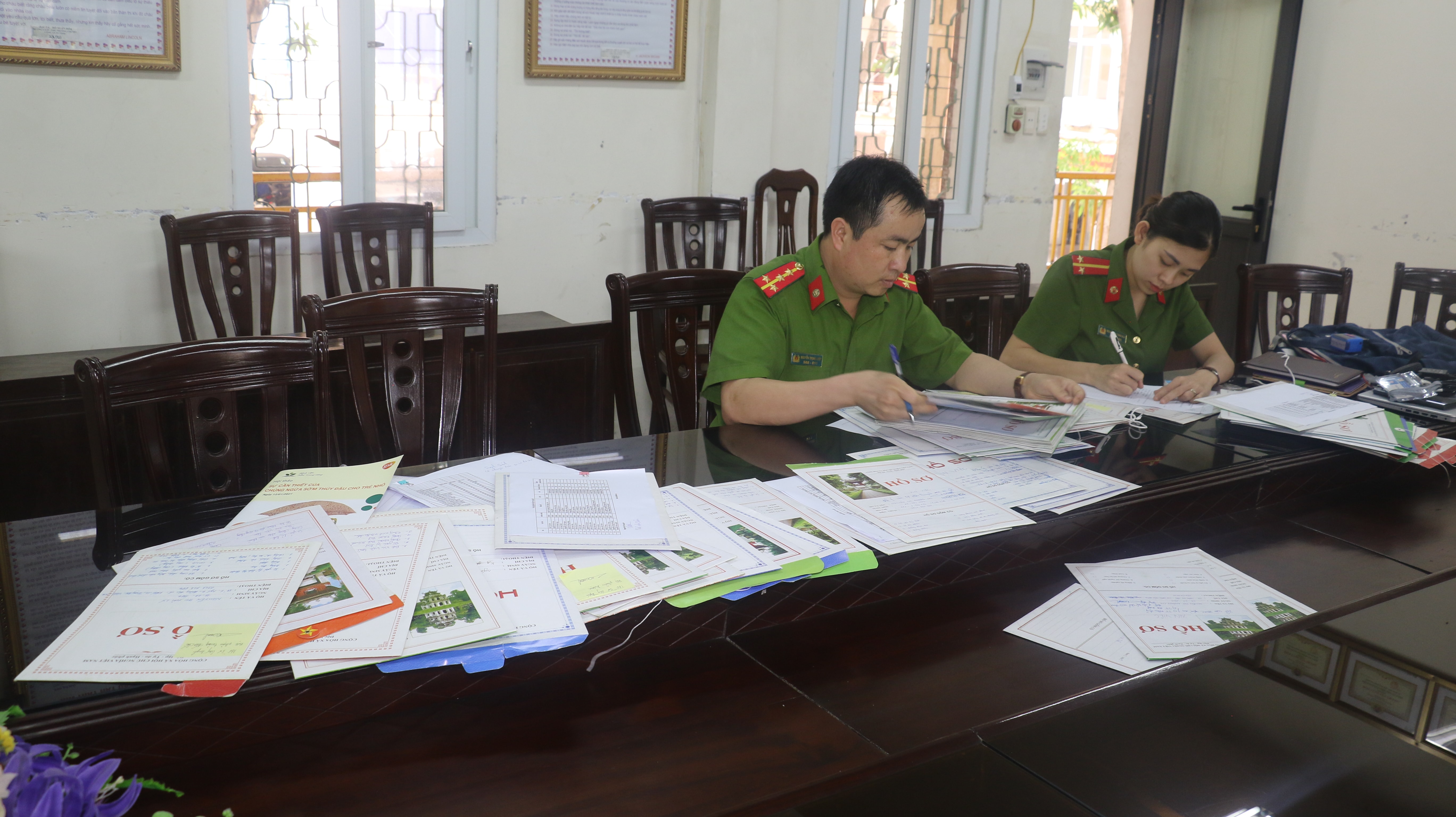 Hơn 200 bộ hồ sơ xin việc của các nạn nhân bị lừa đảo. Ảnh: Trọng Tuấn