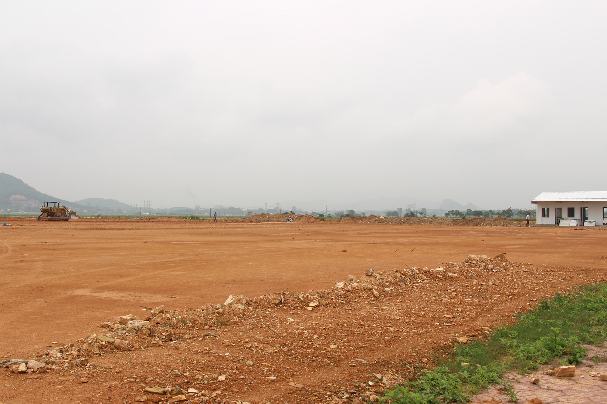 San lấp măt bằng Dự án liên kết sản xuất lúa gạo sạch của tập đoàn TH tại cụm công nghiệp thị trấn Yên Thành. Ảnh: Văn Trường