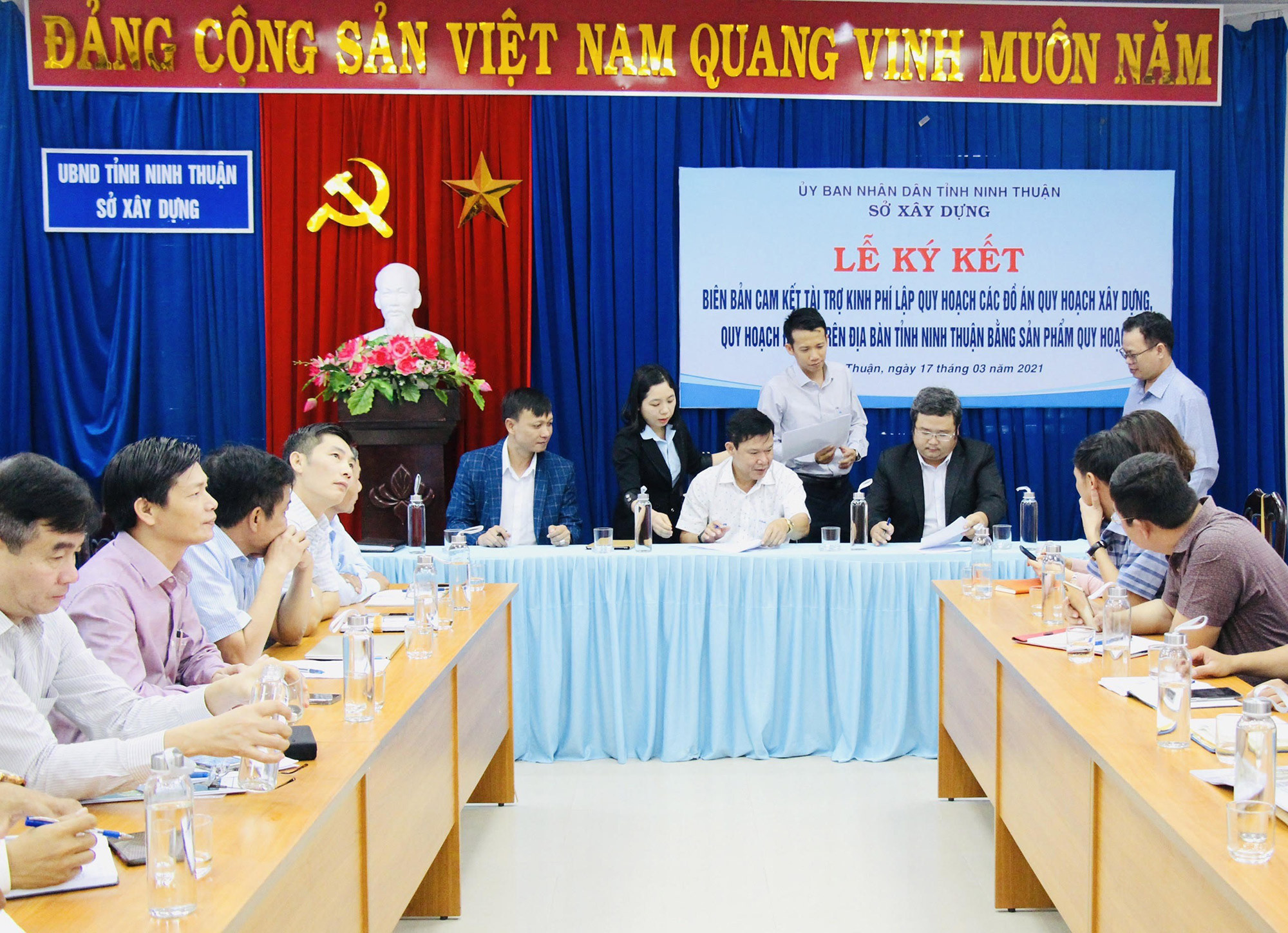 Ông Lê Phạm Quốc Vinh - Giám đốc sở Xây dựng Ninh Thuận (ngồi giữa) và đại diện Tập đoàn Crystal Bay, đại diệp Tập đoàn NDA ký cam kết tài trợ.