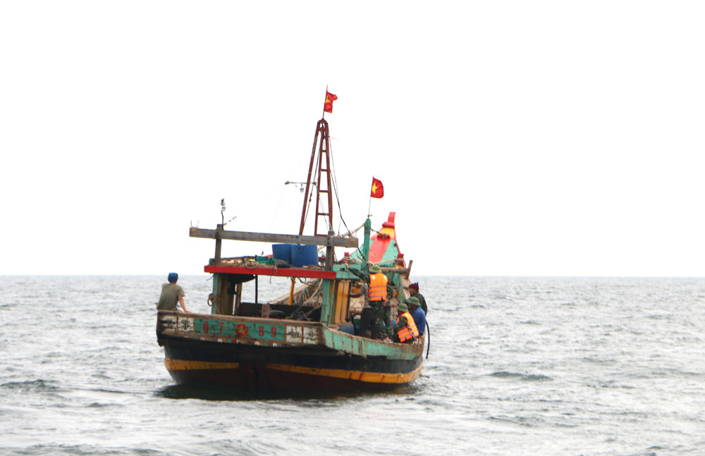 Đoàn kiểm tra thủ tục và áp tải 1 tàu cá vi phạm về tàu chính để làm thủ tục xử phạt hành chính. Ảnh: Nguyễn Hải