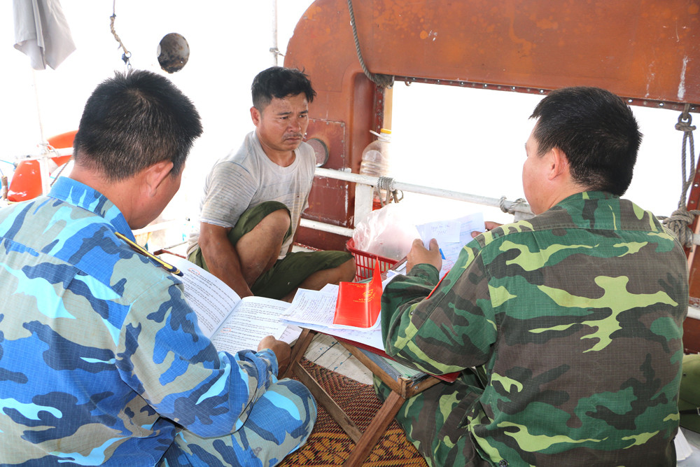 Đoàn kiểm tra nhắc nhở 1 chủ tàu có hành vi vi phạm ngư trường. Ảnh: Nguyễn Hải
