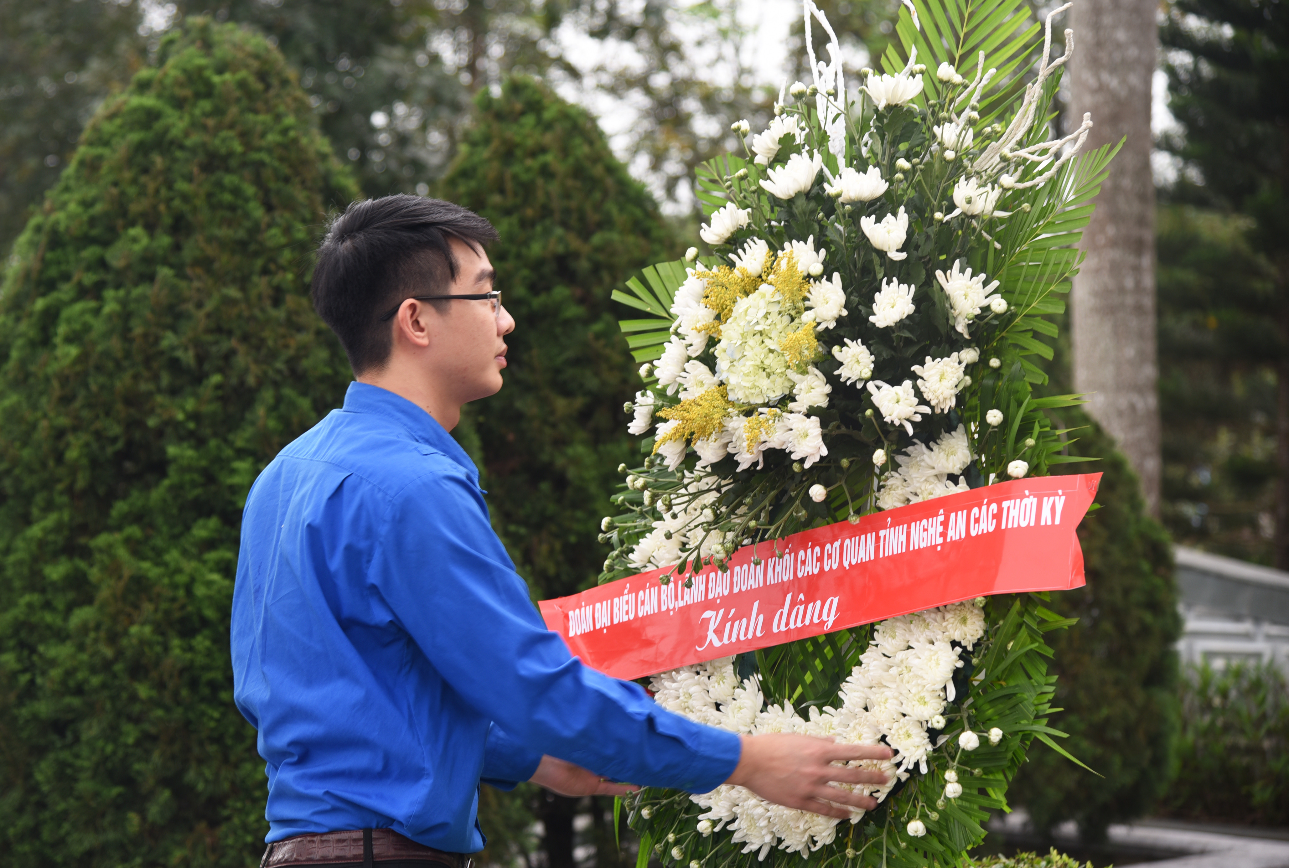 Bí thư Đoàn Khối CCQ tỉnh Nguyễn Công Minh đại diện đoàn đại biểu dâng hoa tưởng niệm tại phần mộ anh hùng liệt sỹ Lý Tự Trọng. Ảnh: TG