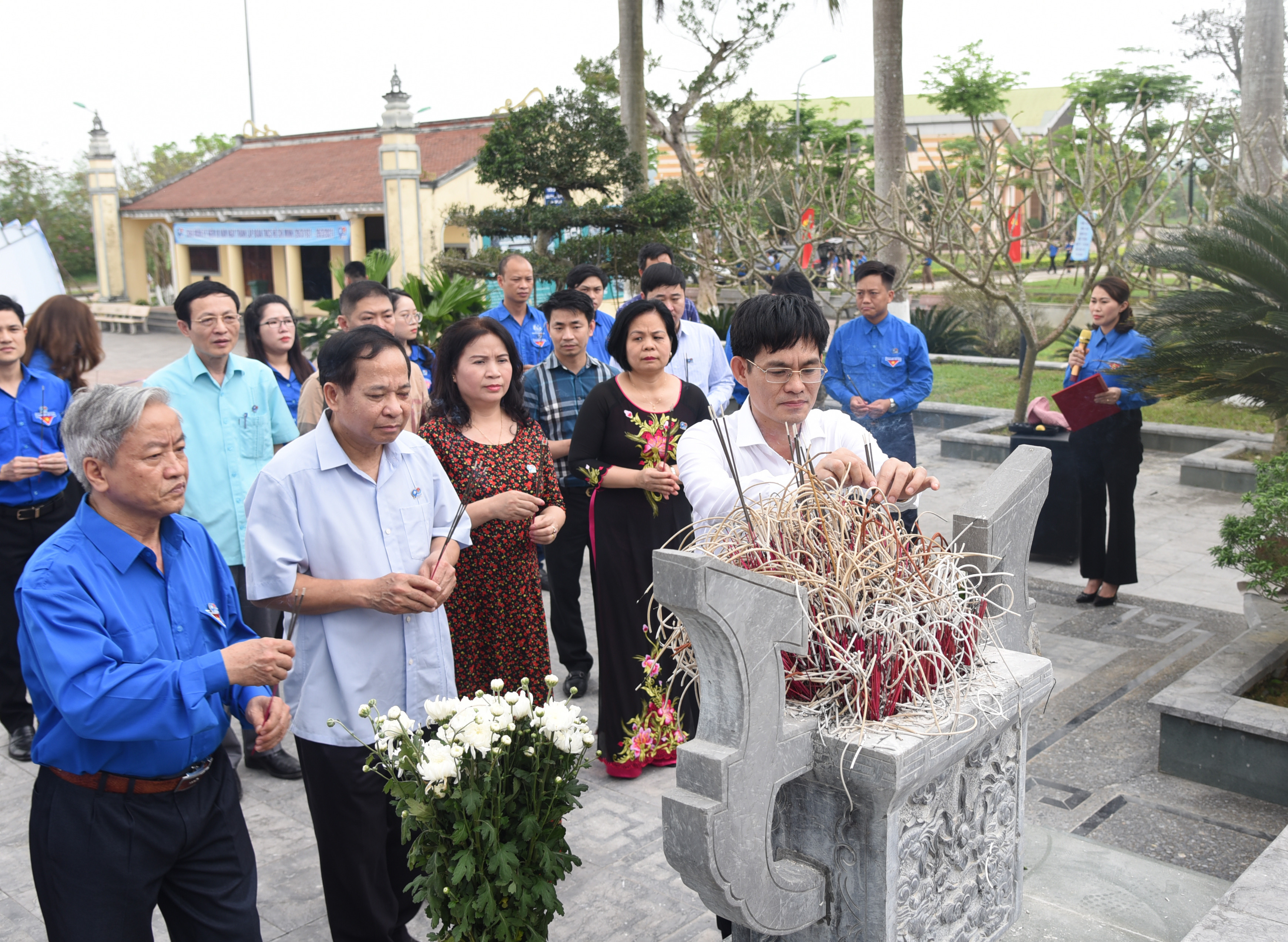 Các đại biểu dâng hương tại phần mộ anh Lý Tự Trọng - người đoàn viên thanh niên cộng sản đầu tiên, đã cống hiện trọn tuổi xuân cho 