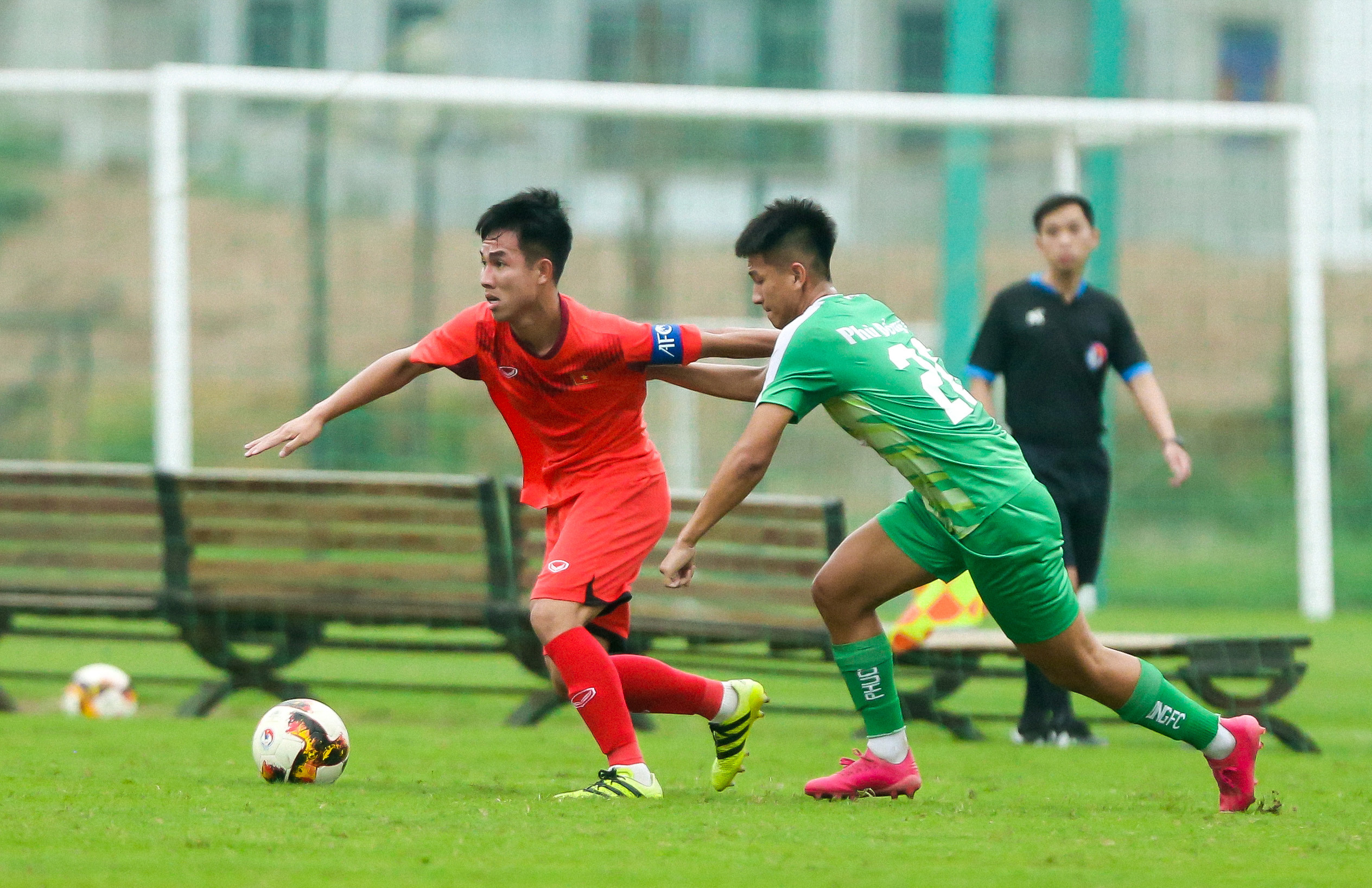 ĐT U18 Việt Nam đã có trận đấu tập với CLB Phù Đổng trên sân Trung tâm đào tạo bóng đá trẻ Việt Nam. Ảnh: Hải Hoàng
