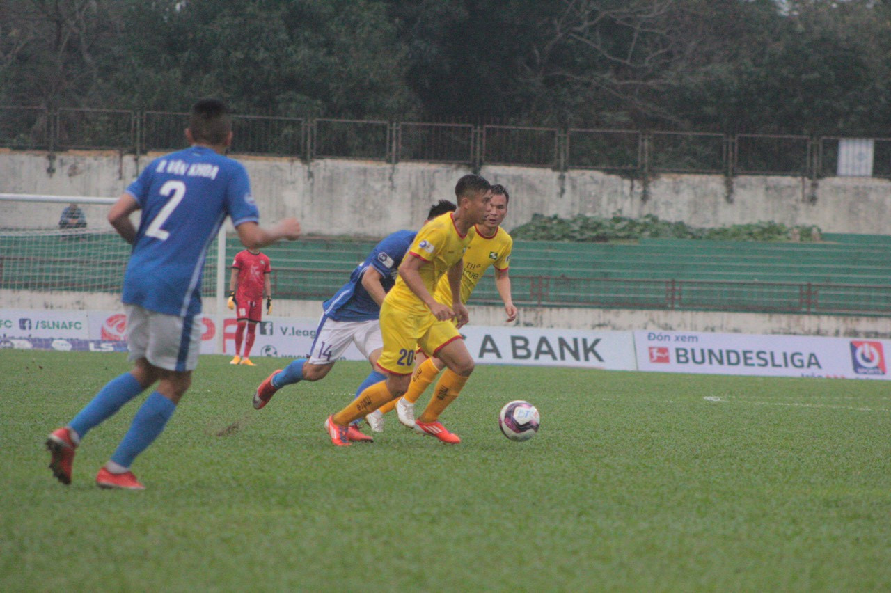 Phan Văn Đức (số 20) trong trận đấu vừa qua với Than Quảng Ninh. Ảnh: Bá Tuấn 