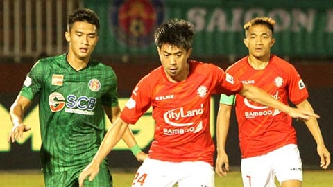 Lee Nguyễn  trong một pha tranh chấp bóng với Sài Gòn FC