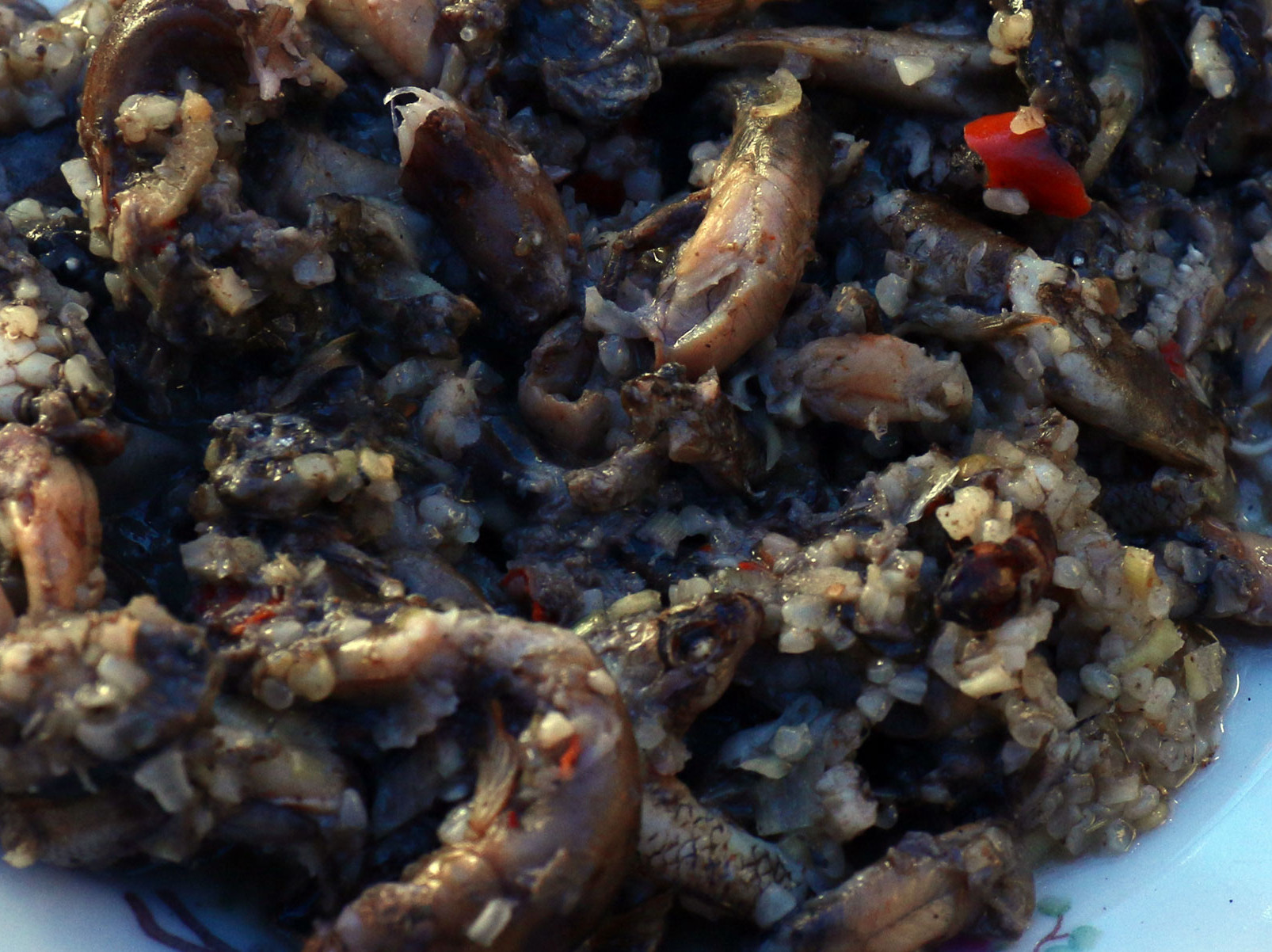 Món ăn từ lươn được người dân chế biến công phu bằng cách trộn lẫn với gạo nếp và các loại gia vị sau đó gói lại và hông. Đây chính là món moọc nổi tiếng ở vùng cao Nghệ An. Ảnh Đào Thọ