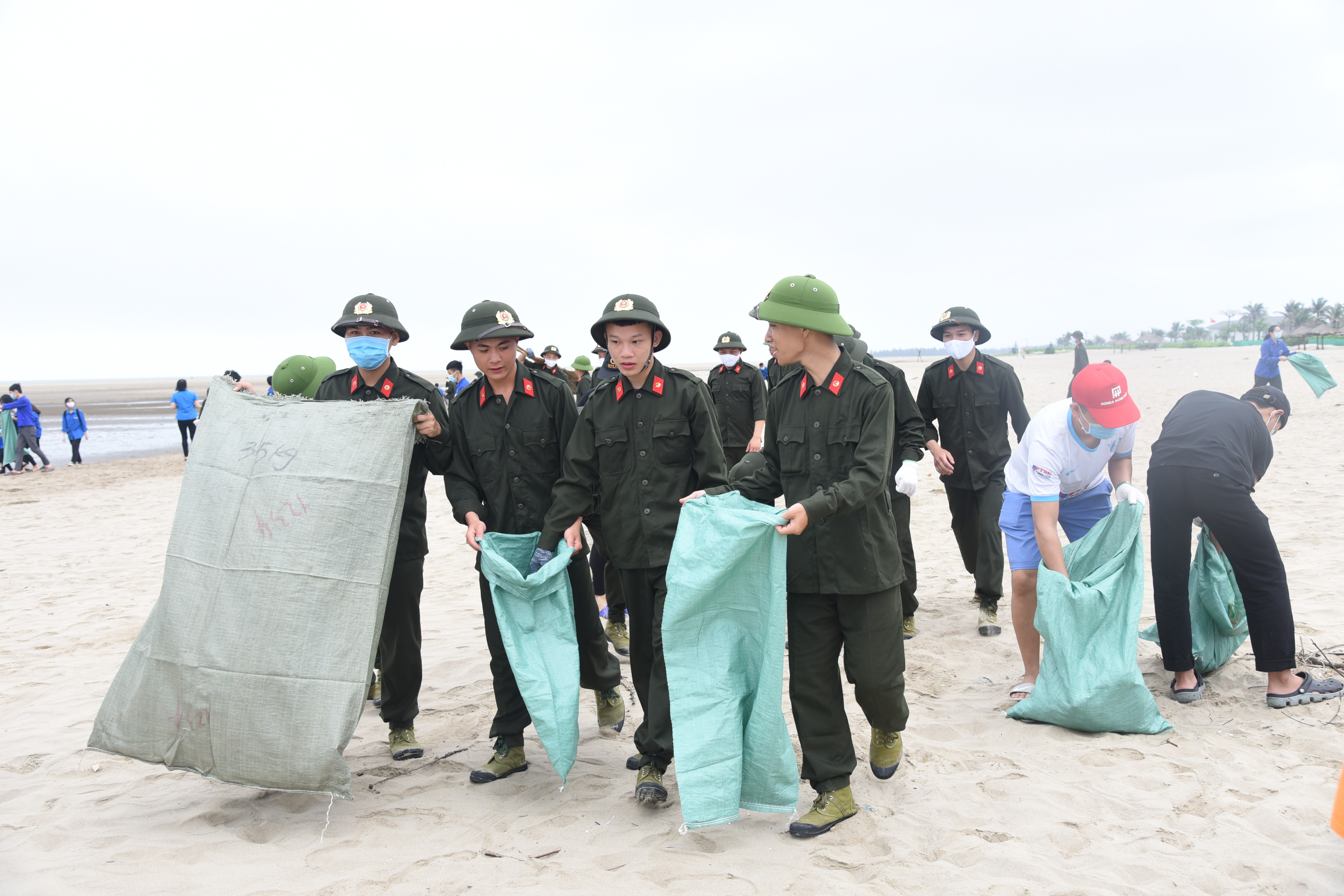 Tuổi trẻ lực lượng vũ trang cũng chiếm số lượng đông đảo, tích cực và gương mẫu gánh vác những khu vực có lượng rác thải tồn đọng lớn. Ảnh: TG