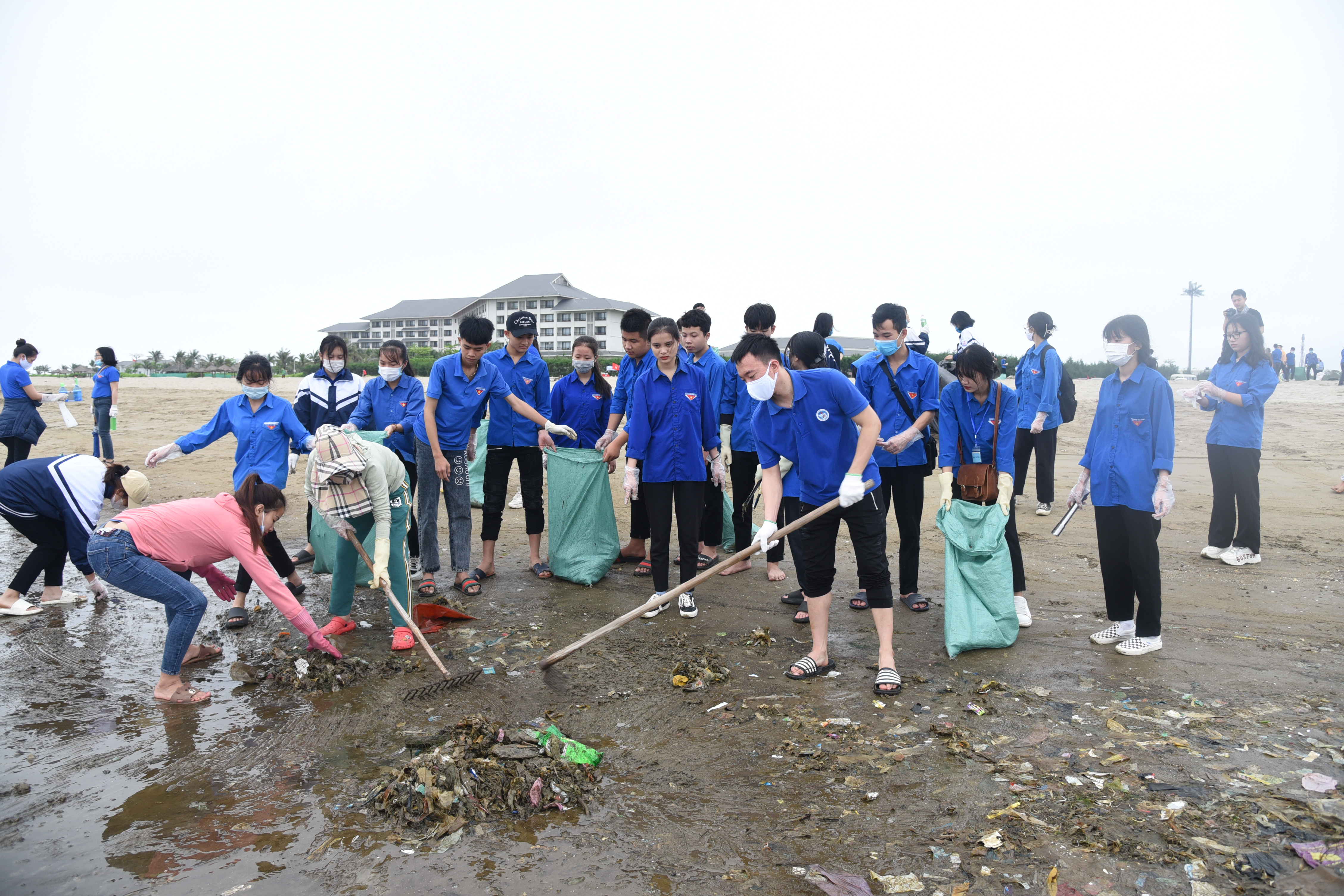 Màu áo xanh thanh niên luôn thể hiện tinh thần xung kích, vì cộng đồng trong những hoạt động bảo vệ môi trường. Trong ảnh: đoàn viên các xã của huyện Nghi Lộc làm sạch khu vực bãi biển Cửa Hội. Ảnh: TG