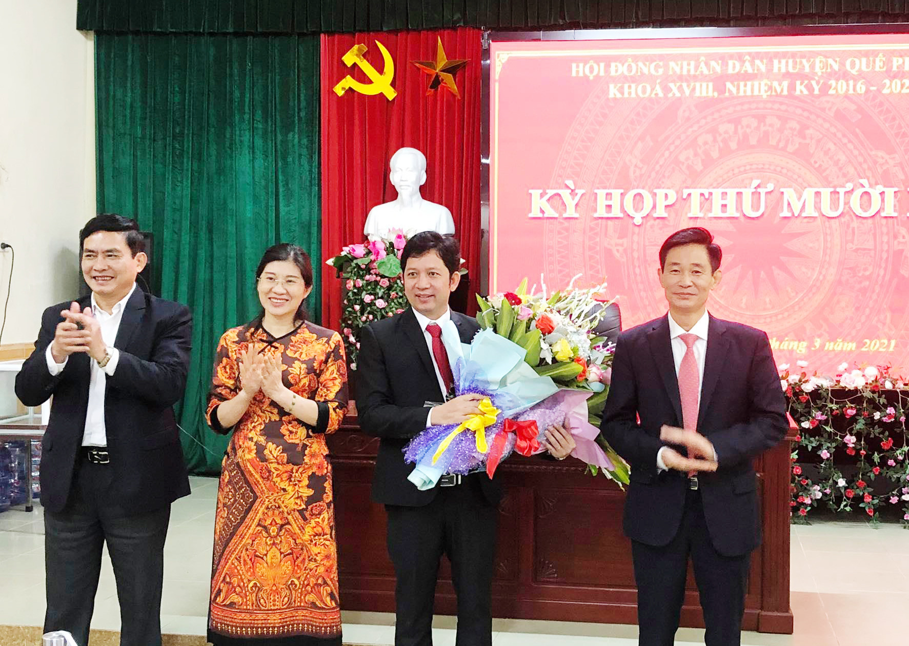 Các đại biểu tặng hoa chúc mừng đồng chí Dương Hoàng Vũ. Ảnh: Đình Đức