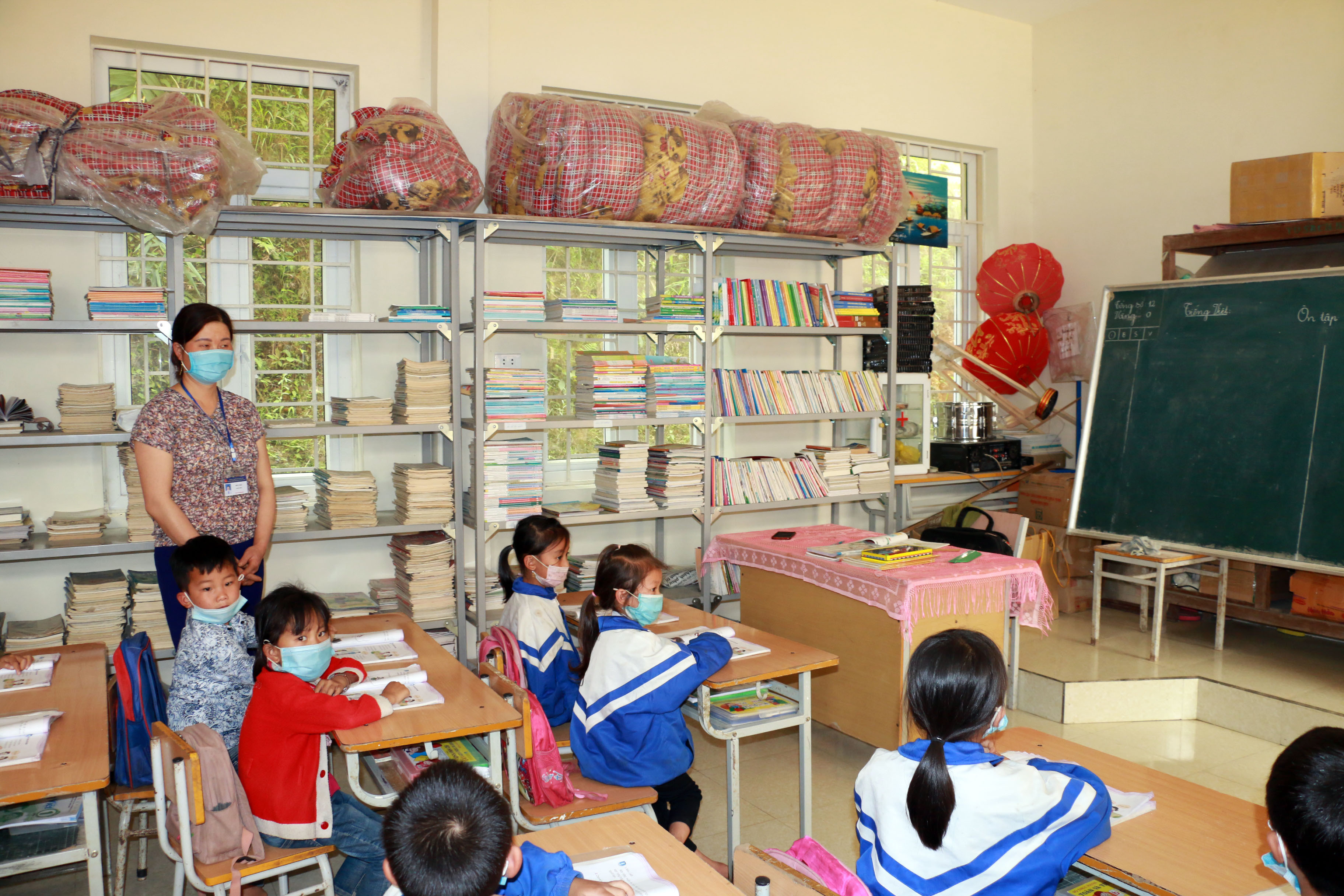 Tại Trường Tiểu học Mường Típ 2 (Kỳ Sơn) vì thiếu phòng ở nên nhà trường phải tận dụng phòng học để làm phòng ngủ cho học học sinh. Ảnh: MH