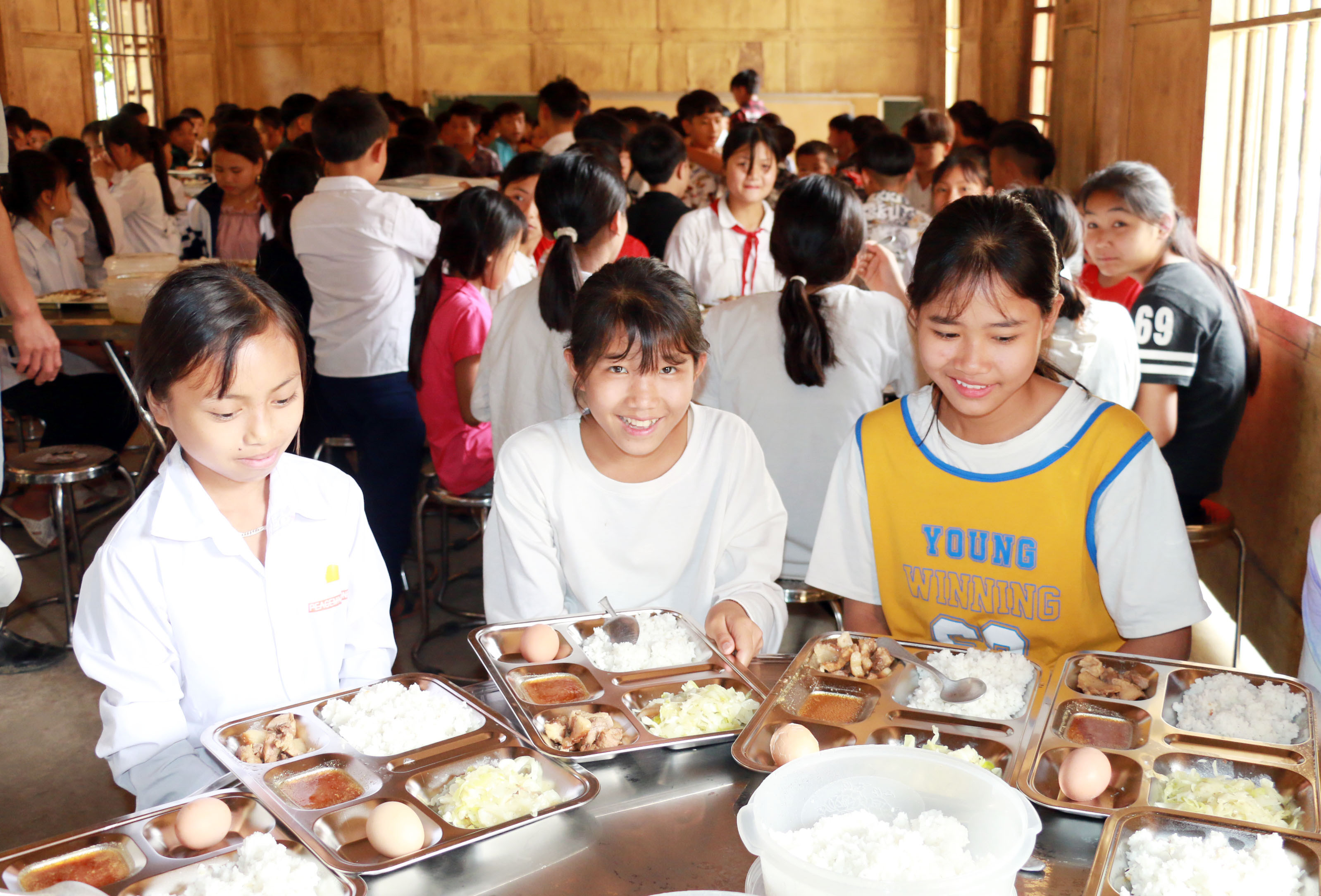 Mức hỗ trợ này dẫu chưa phải là nhiều nhưng những năm qua bằng nỗ lực của các nhà trường, hơn 11.000 học sinh là con em đồng bào dân tộc thiểu số ở Nghệ An đã được chăm lo đầy đủ.