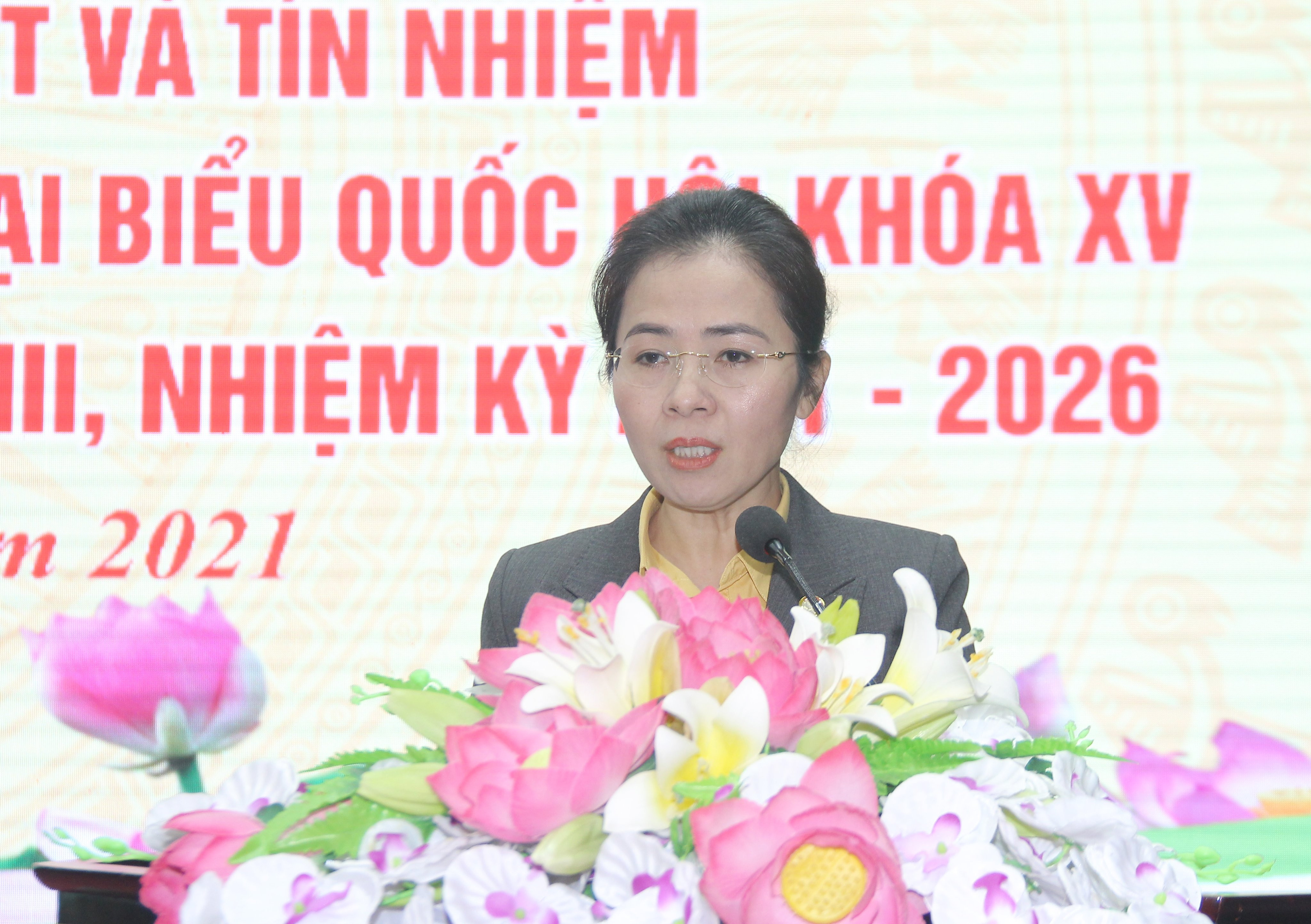 Đồng chí Võ Thị Minh Sinh - Chủ tịch UBMTTQ tỉnh phát biểu tại hội nghị. Ảnh Mai Hoa