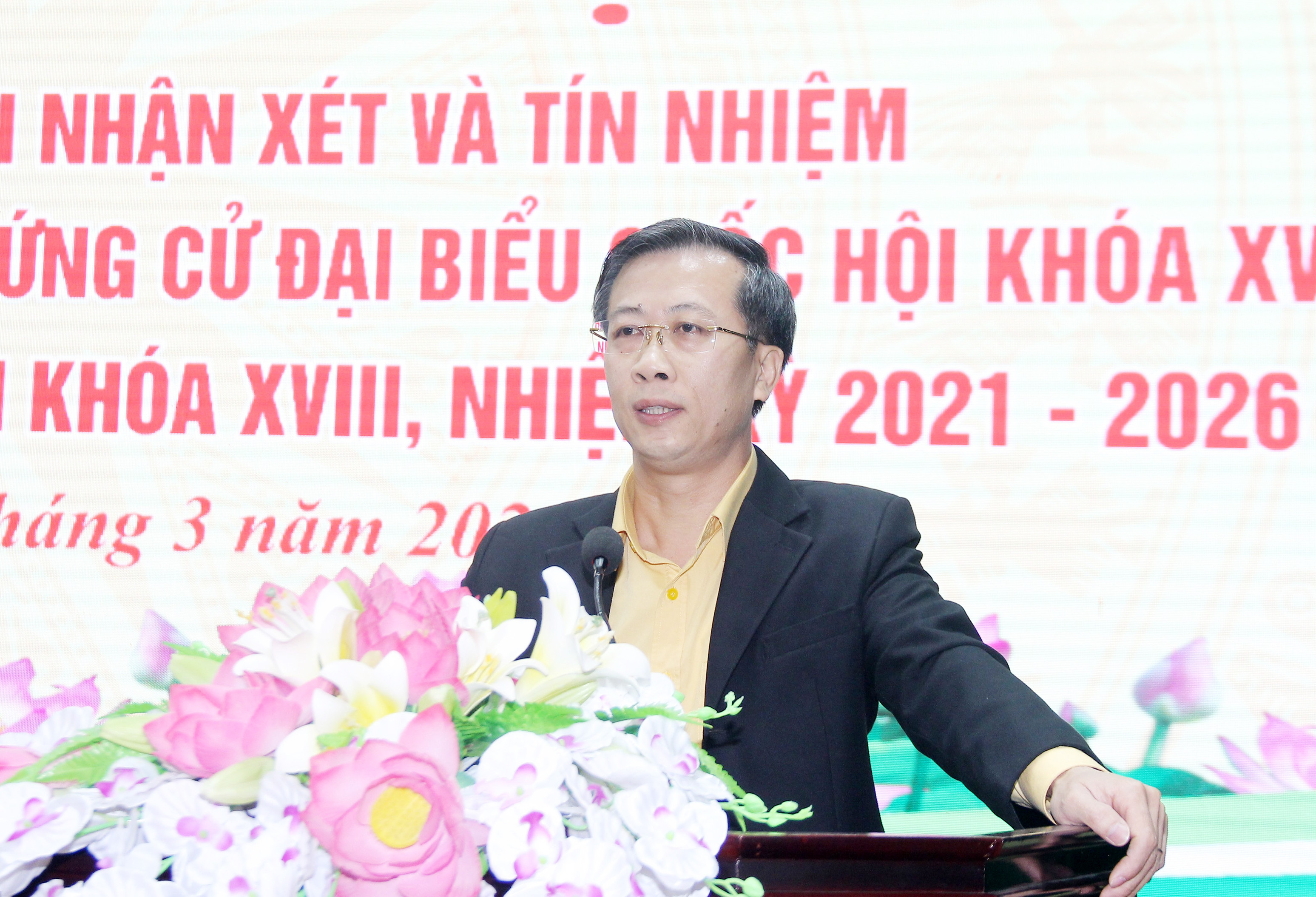 Đồng chí Nguyễn Đức Thành - Phó Chủ tịch Ủy ban MTTQ Việt Nam tỉnh hướng dẫn một số nội dung liên quan đến hội nghị lấy ý kiến cử tri nơi cư trú. Ảnh: Mai Hoa