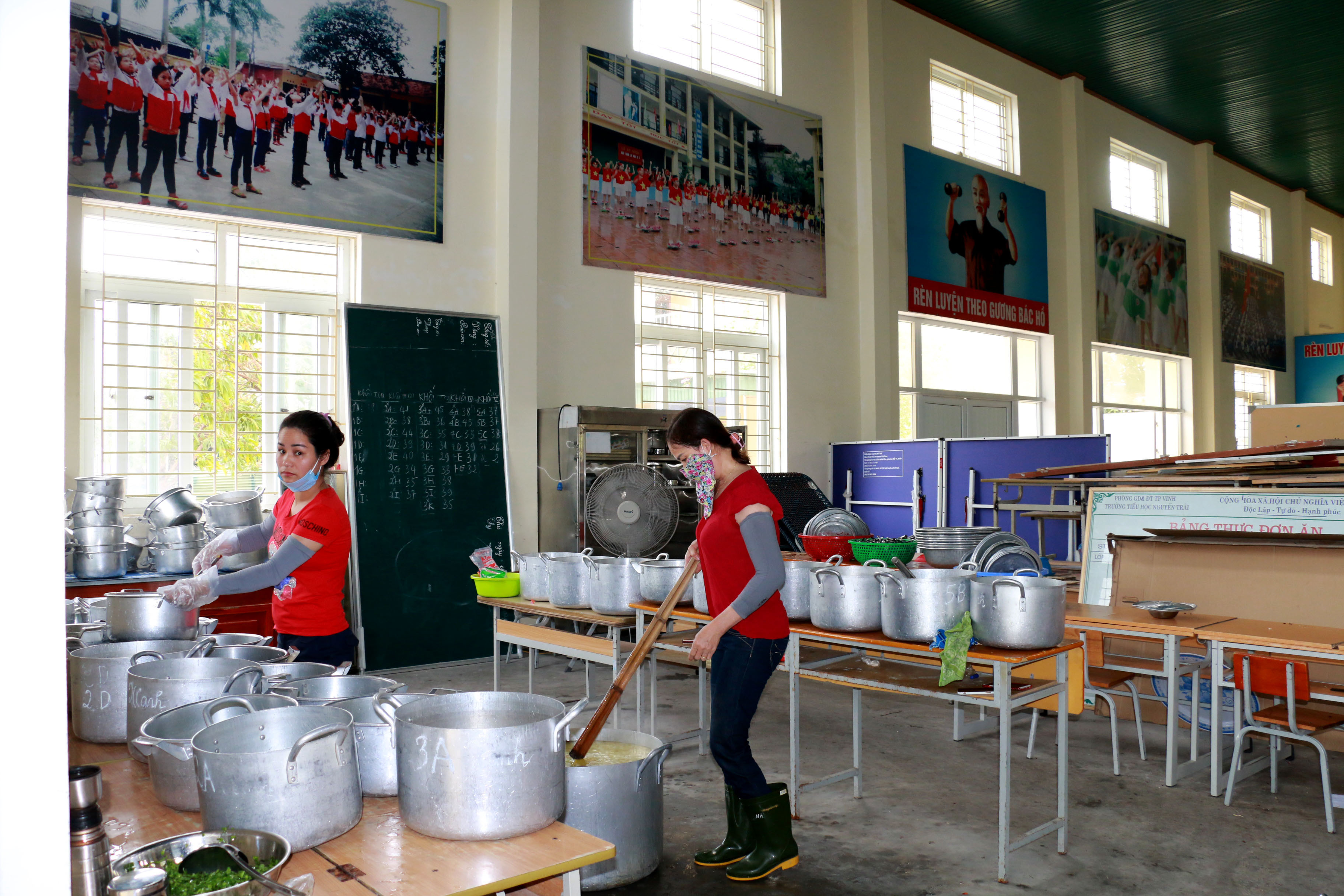 Nhà đa chức năng đồng thời là khu vực bếp ở Trường Tiểu học Nguyễn Trãi - TPV. Ảnh: MH