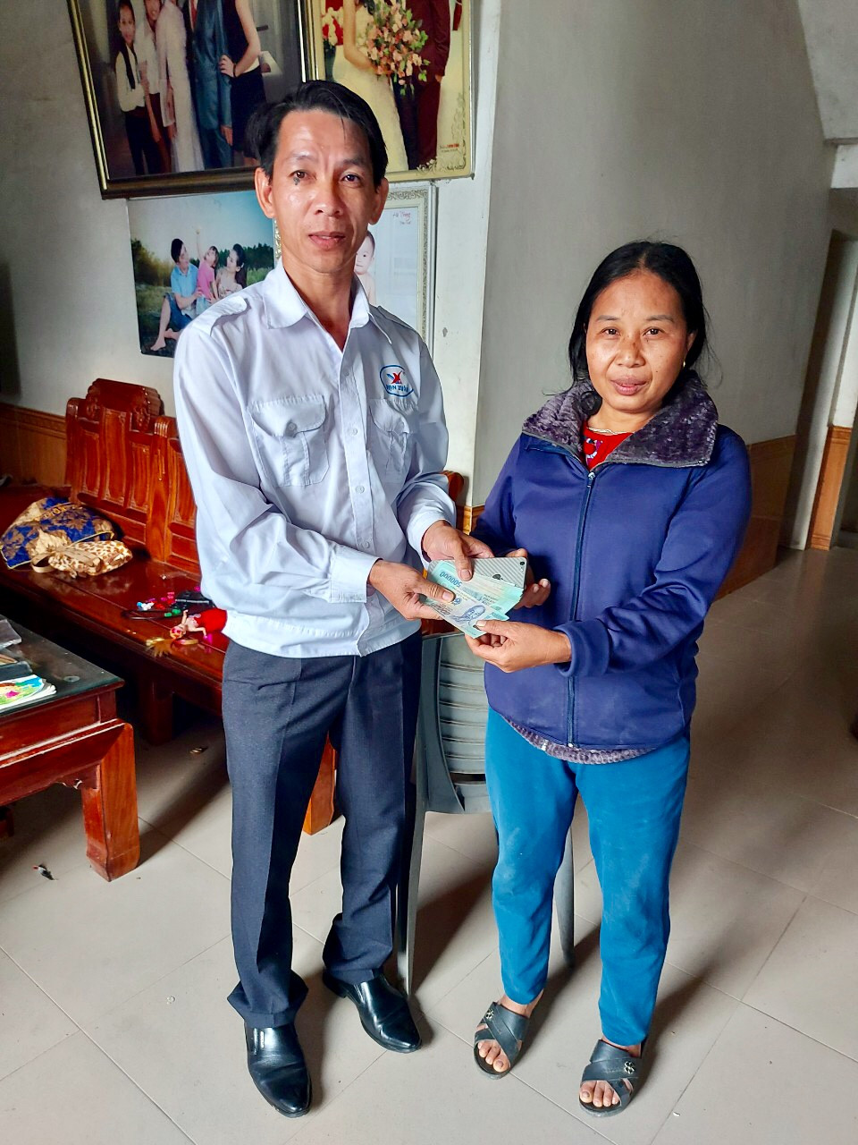 Anh Ngô Ngọc Bình- lái xe Taxi tìm đến tận gia đình chị Nguyễn Thị Lan để trao trả lại. Ảnh: Ngọc Phương