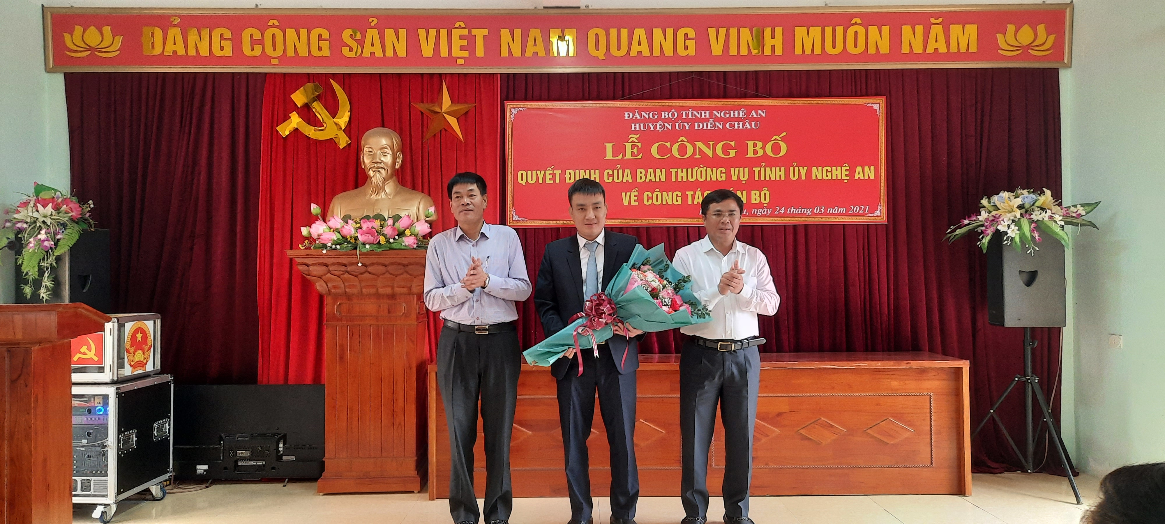 Các đồng chí lãnh đạo huyện Diễn Châu tặng hoa chúc mừng đồng chí Đặng Quang Hồng