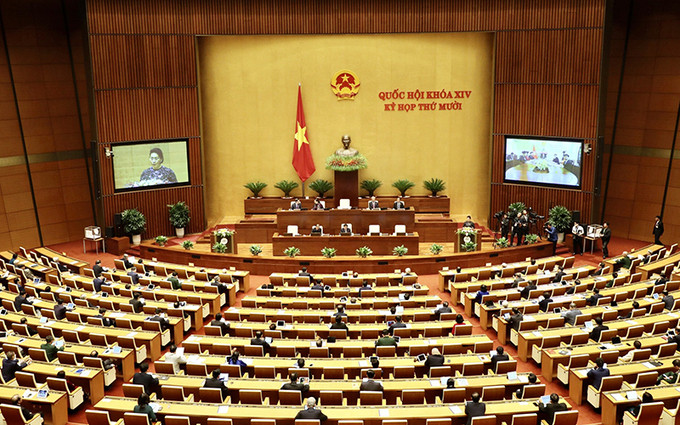 Các đại biểu làm việc tại Hội trường Diên Hồng trong kỳ họp thứ 10, Quốc hội khóa XIV. Ảnh: Trung tâm báo chí Quốc hội