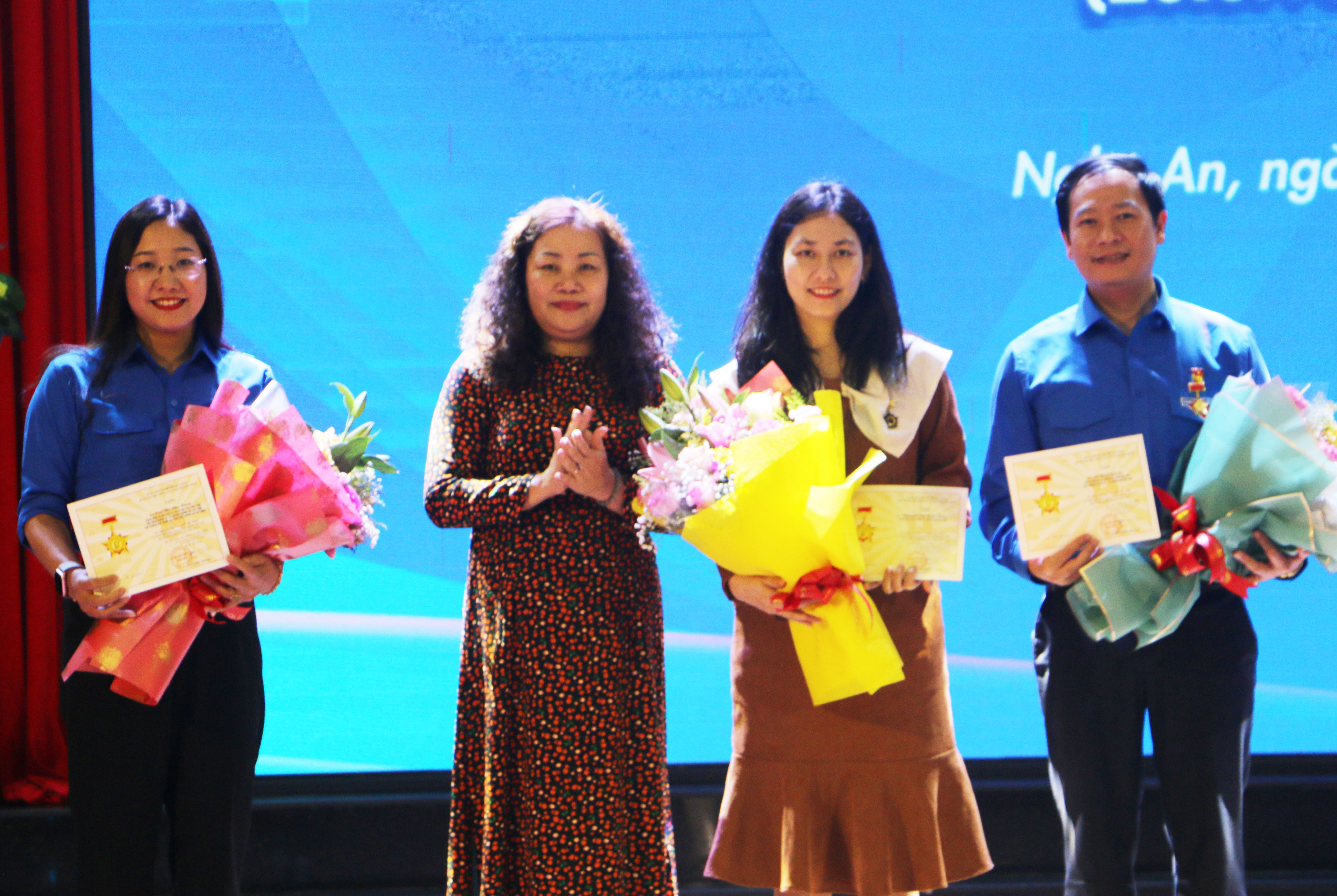 Đồng chí Nguyễn Thị Thu Hường - Tỉnh ủy viên, Trưởng Ban Tuyên giáo Tỉnh ủy Nghê An cũng đã đại diện trao Kỷ niệm chương “Vì thế hệ trẻ” cho giảng viên, cán bộ của Trường