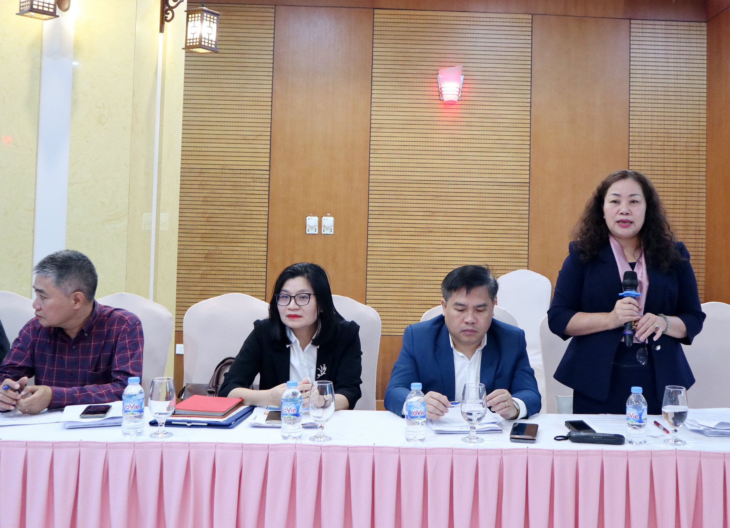 Đồng chí Nguyễn Thị Thu Hường, Ủy viên BTV, Trưởng ban Tuyên giáo Tỉnh ủy trình bày các đề xuất, kiến nghị về phát triển năng lượng tái tạo tại Nghệ An. Ảnh: Thanh Phúc