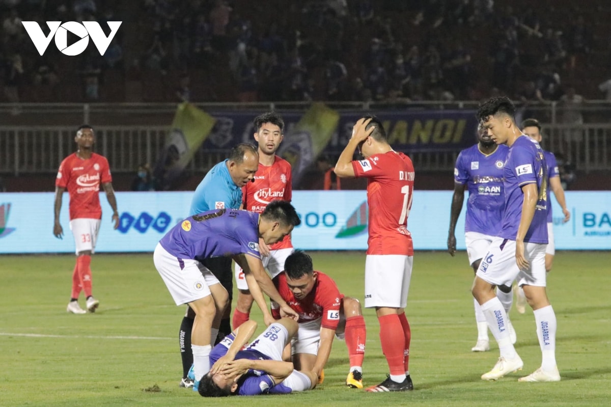 Tình huống Đỗ Hùng Dũng ôm đầu đau đớn sau khi lĩnh trọn pha bóng triệt hạ của Ngô Hoàng Thịnh.