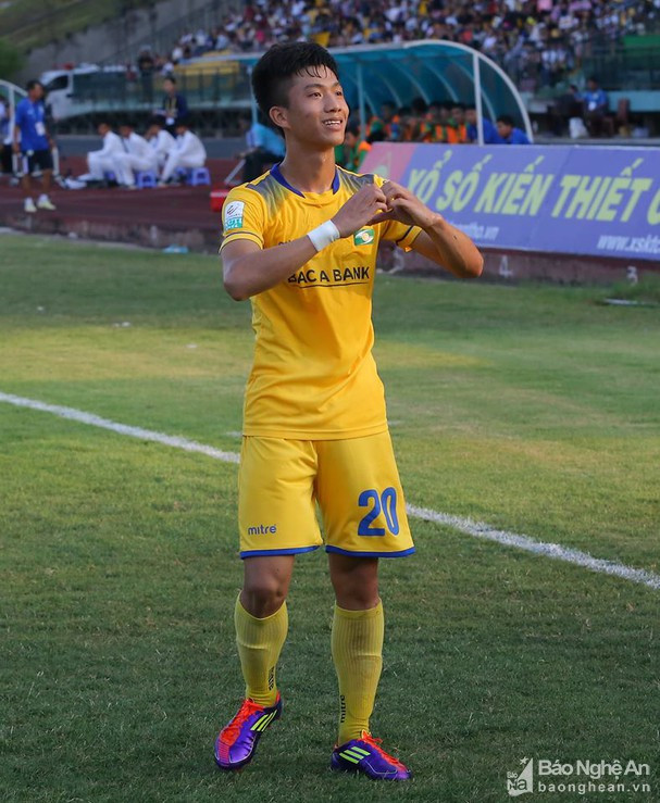. Phan Văn Đức ăn mừng bàn thắng vào lưới XSKT Cần Thơ tại vòng 5 V.League 2018. Ảnh tư liệu T.A