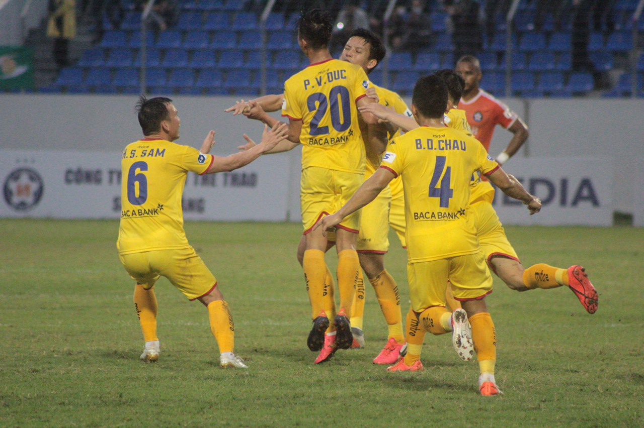Các cầu thủ SLNA chia vui cùng Phan Văn Đức (số 20) sau bàn thắng vào lưới SHB Đà Nẵng. Ảnh: Bá Tuấn 