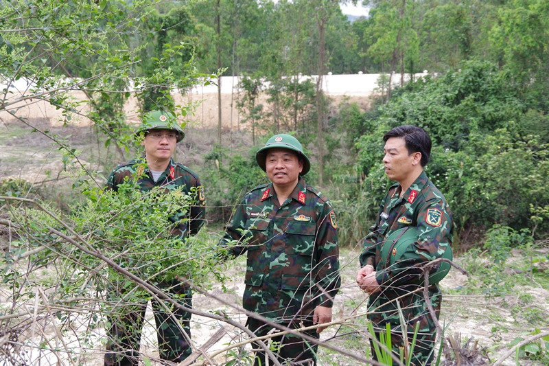Đại tá Nguyễn Ngọc Hà, UVBTV tỉnh ủy, Chỉ huy trưởng Bộ CHQS tỉnh kiểm tra, khảo sát xây dựng các hạng mục tại Sở chỉ huy diễn tập khu vực phòng thủ tỉnh.