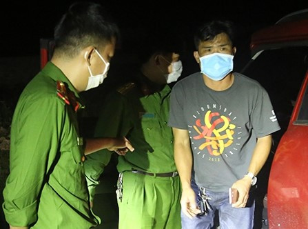 Một trong 4 người Trung Quốc bỏ trốn khỏi khu cách ly bị bắt giữ sau đó. Ảnh: TH