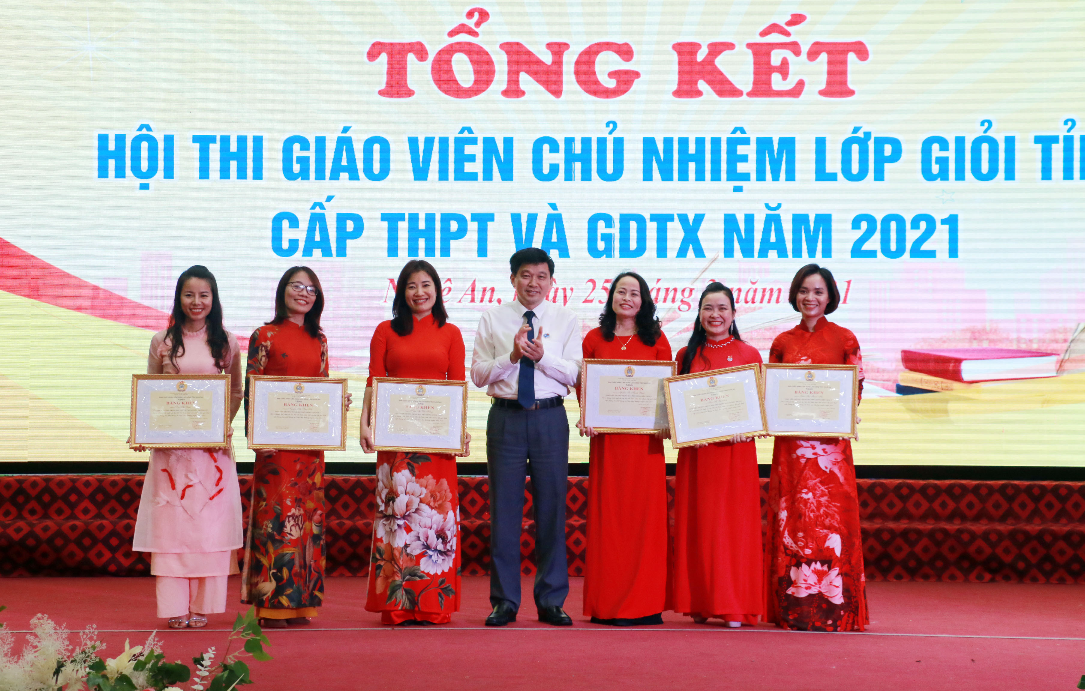 Chủ tịch Liên đoàn Lao động tỉnh Kha Văn Tám tặng bằng khen cho 6 thí sinh có kết quả cao nhất hội thi. Ảnh: MH