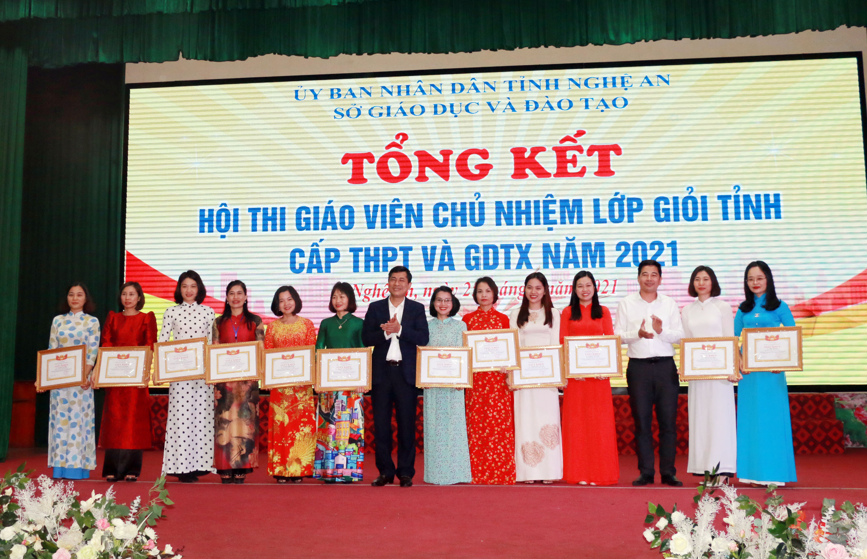 Tặng giấy khen cho các giáo viên xuất sắc nhất hội thi. Ảnh: MH