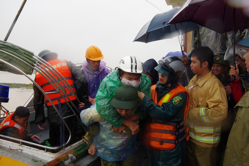 Lực lượng cứu hộ Ban CHQS huyện Hưng Nguyên giúp người dân xóm 8 xã Châu Nhân bị tai nạn đi cấp cứu trong hòa lưu bão số 9 năm 2020. Ảnh: Trọng Kiên