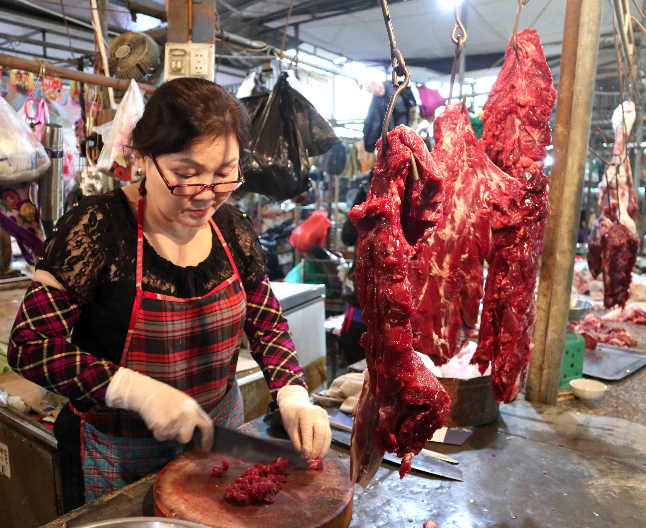 Bà Hoàng Thị Lương, một tiểu thương ở chợ Quán Lau (TP.Vinh) cho biết, lượng tiêu thụ thịt bò giảm 50% so với trước khi dịch bệnh viêm da nổi cục xảy ra. Ảnh: Thanh Phúc