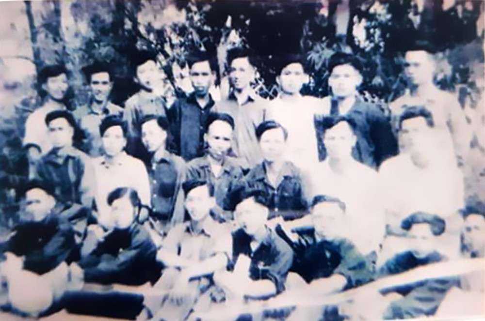 Chi bộ Trường cấp 3 Yên Thành II năm học 1965 - 1966. (Tác giả đứng ngoài cùng bên phải). Ảnh tác giả cung cấp