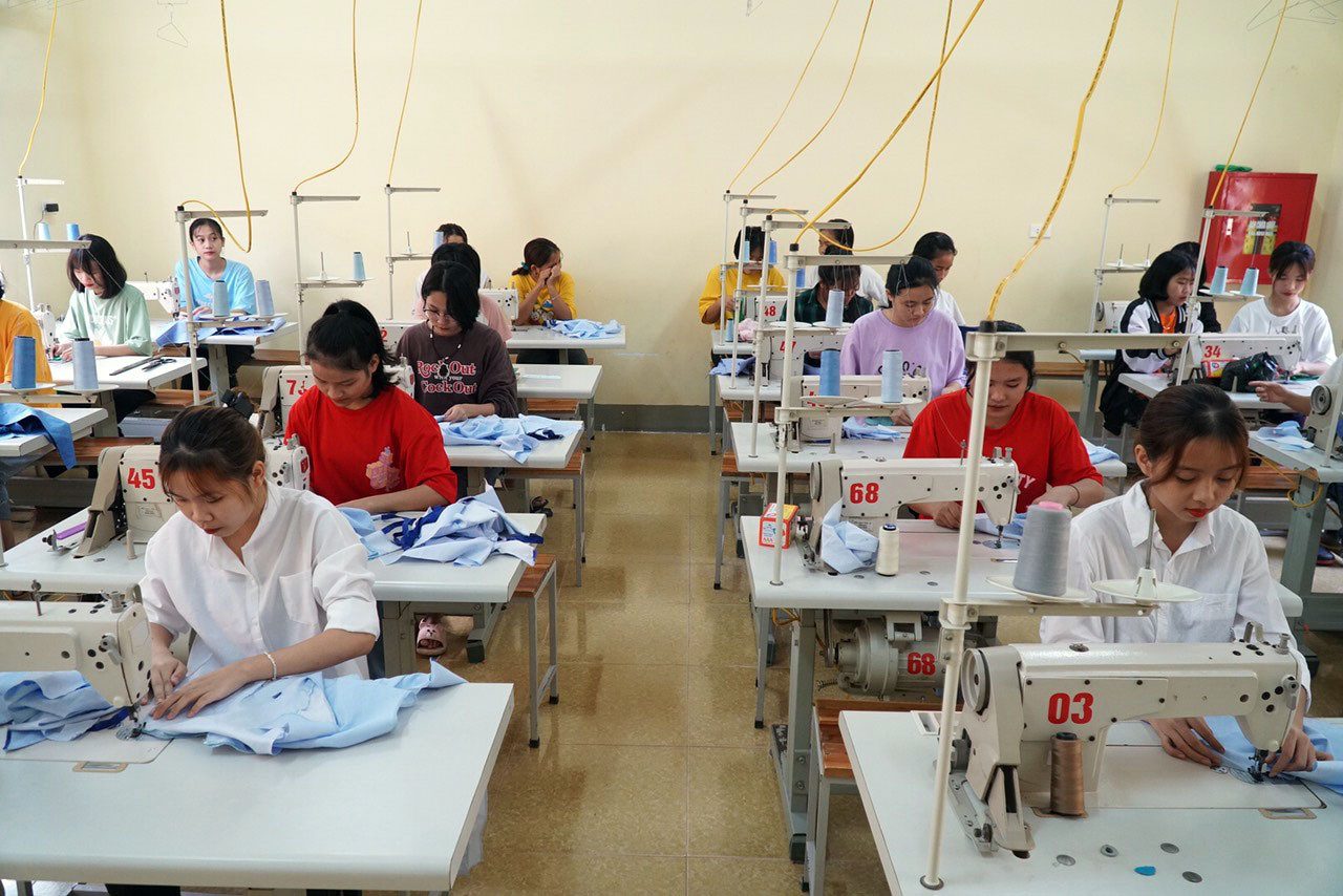 Học sinh phân luồng của huyện Con Cuông tham gia học nghề tại Trường Trung cấp nghề Dân tộc miền núi Nghệ An. Ảnh: MH