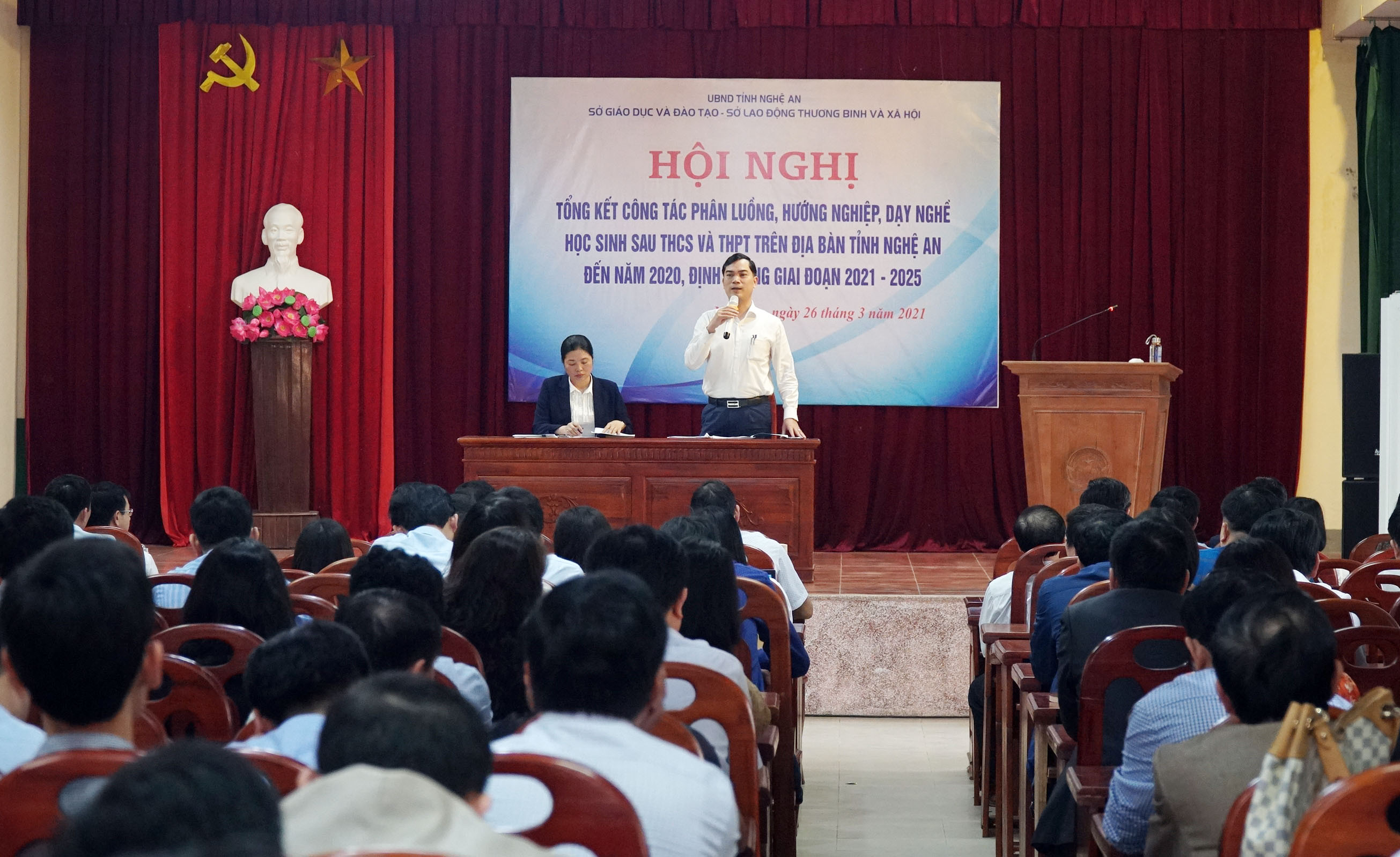 Phó Giám đốc Sở Giáo dục và Đào tạo Nguyễn Văn Khoa phát biểu tại hội nghị. Ảnh: MH