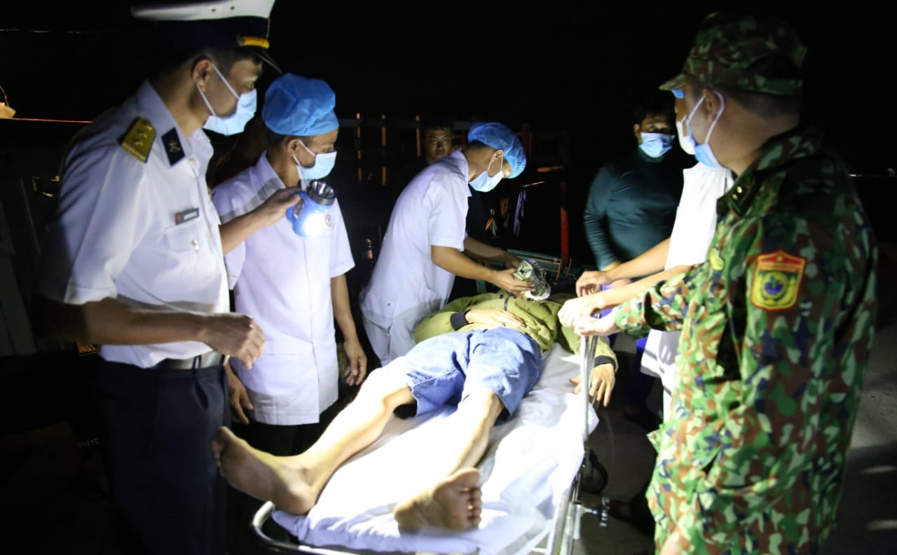 Các bác sĩ Trường Sa đón ngư dân Trần Thanh Tú, ảnh Bệnh xá đảo Trường Sa cung cấp