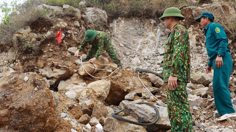 Lực lượng Công binh Bộ CHQS tỉnh đã vô hiệu hóa ngòi nổ, phối hợp với Ban CHQS huyện Quỳnh Lưu và Ban CHQS xã Quỳnh Văn tiến hành vận chuyển bom đến địa điểm hủy nổ