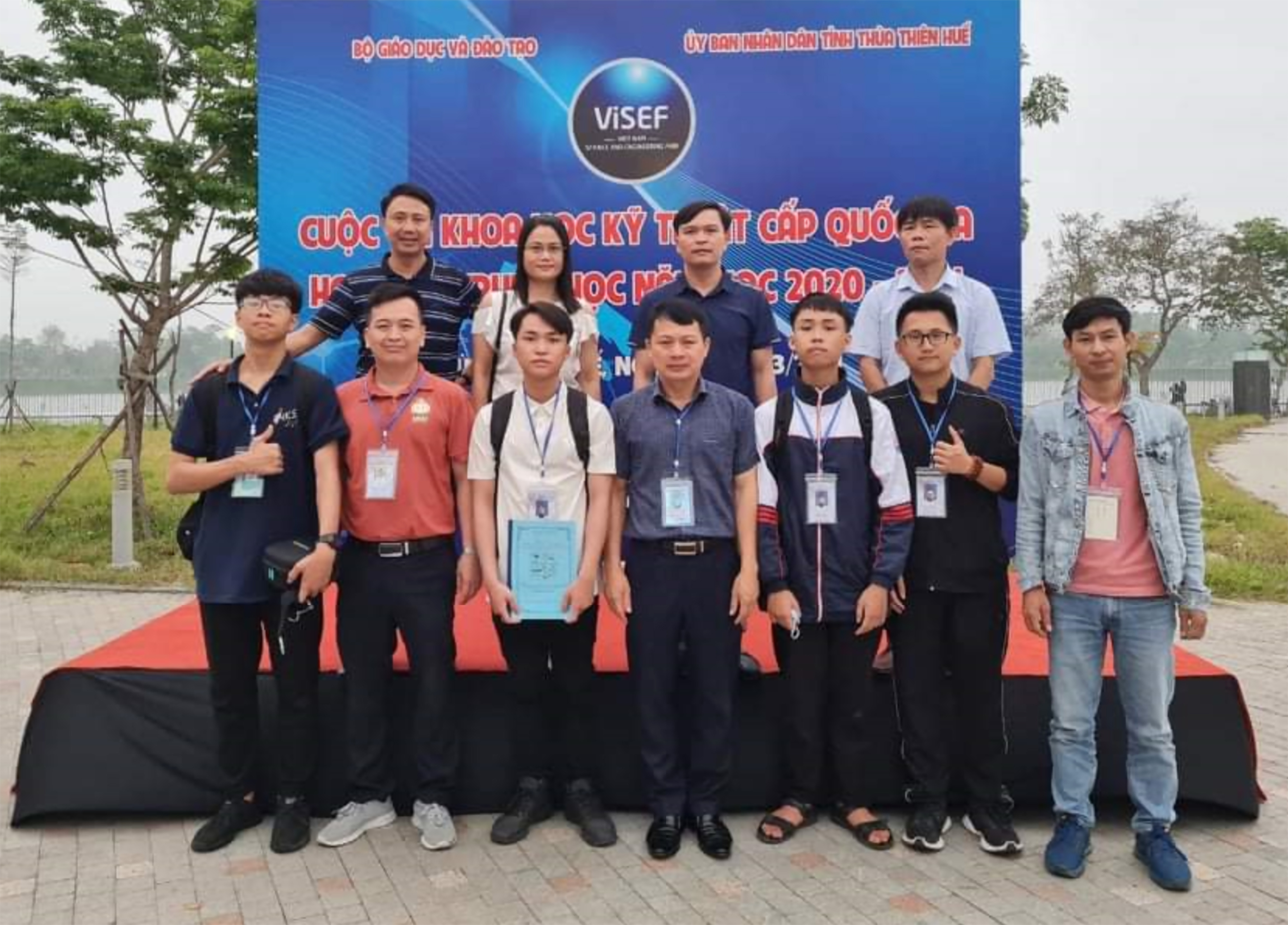 Đoàn giáo viên và học sinh Trường THPT chuyên Đại học Vinh tham dự cuộc thi Khoa học kỹ thuật dành cho học sinh trung học tại Huế. Ảnh: PV