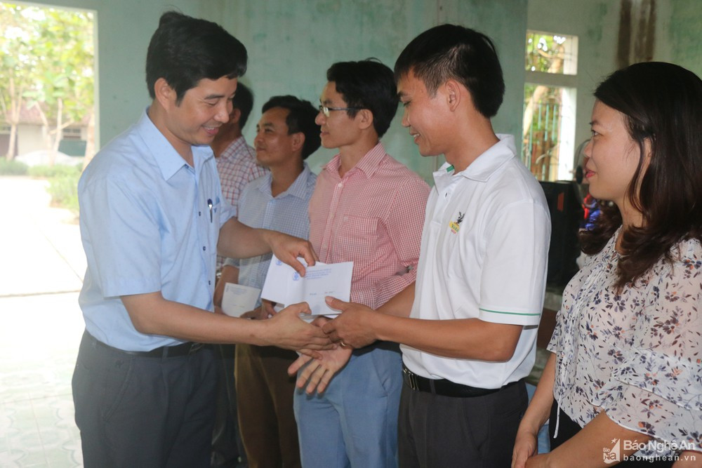 Ông Đặng Văn Hải - Chủ tịch Công đoàn Giáo dục tỉnh trao quà hỗ trợ cho các giáo viên ngoài công lập. Ảnh: Tư liệu