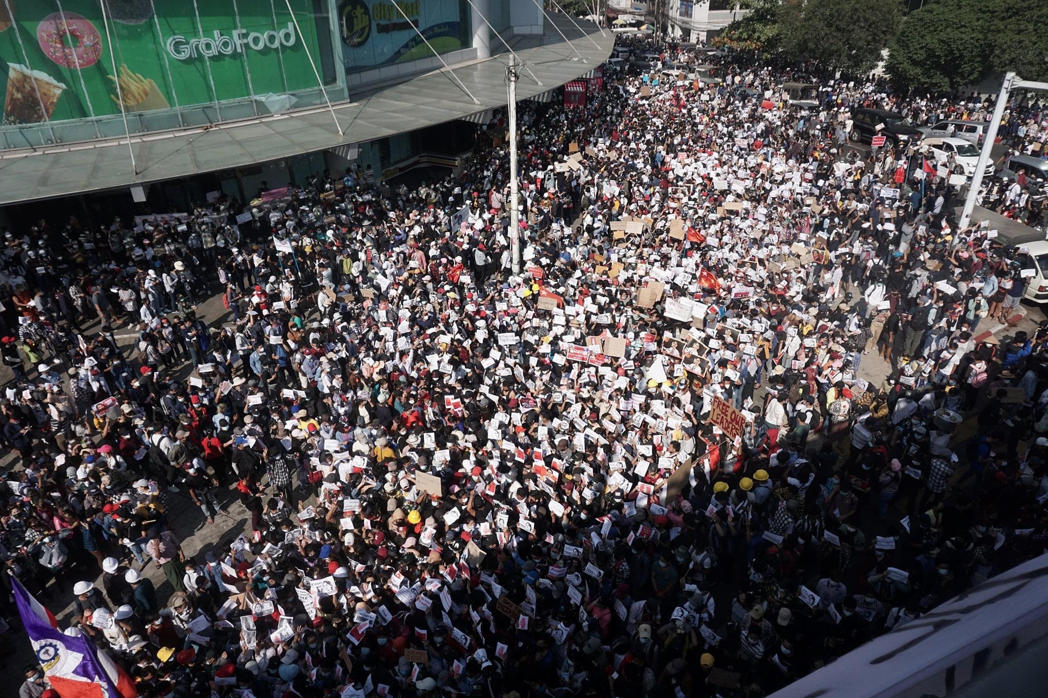 Hàng vạn người tham gia biểu tình ở Myanmar