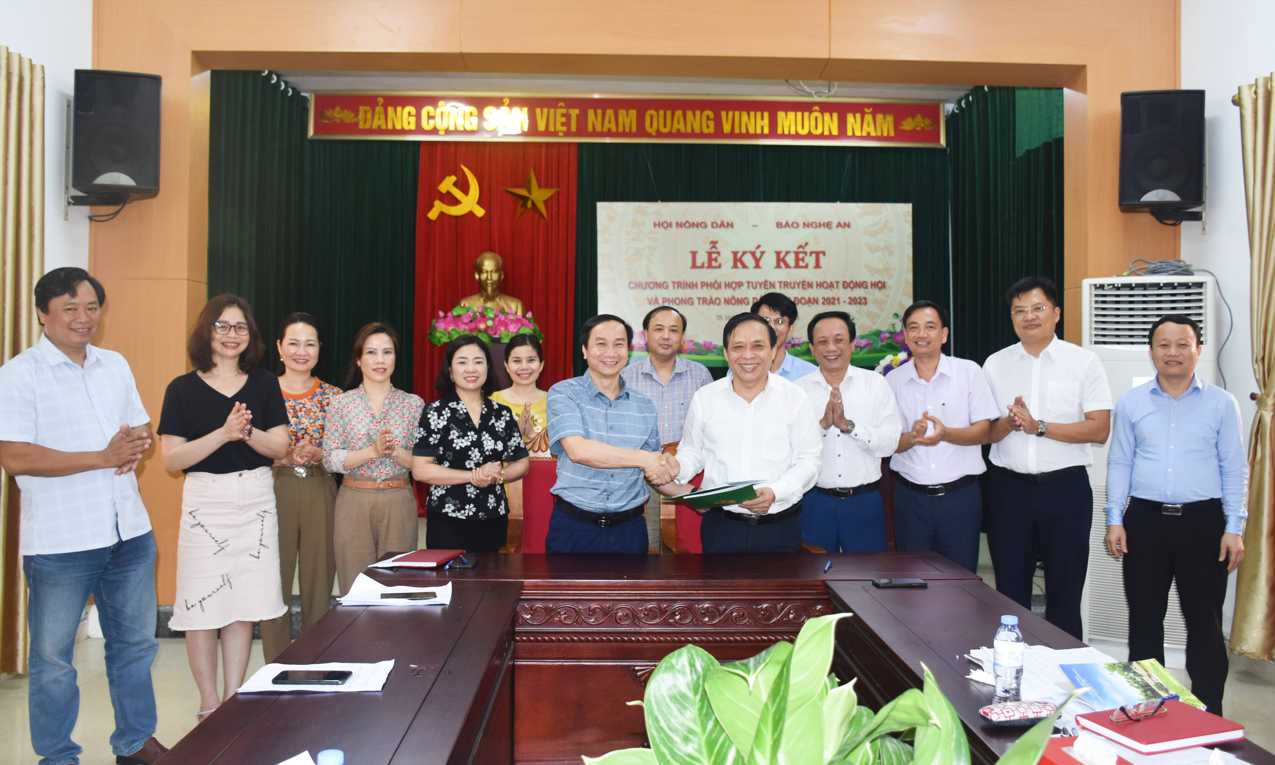Ký kết chương trình phối hợp giữa Báo Nghệ An và Hội Nông dân tỉnh. Ảnh: Thanh Lê