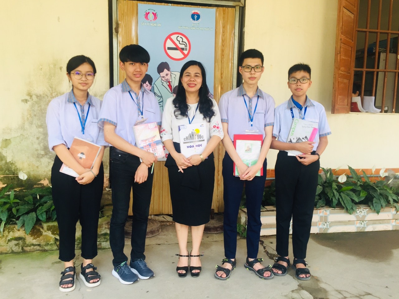 Hoàn bên trái thứ 2 của ảnh cùng cô giáo dạy hóa