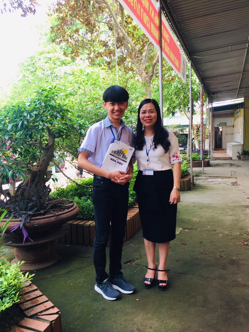 Hoàn cùng cô giáo Thái Thị Hiền, trực tiếp bồi dưỡng em đạt thủ khoa