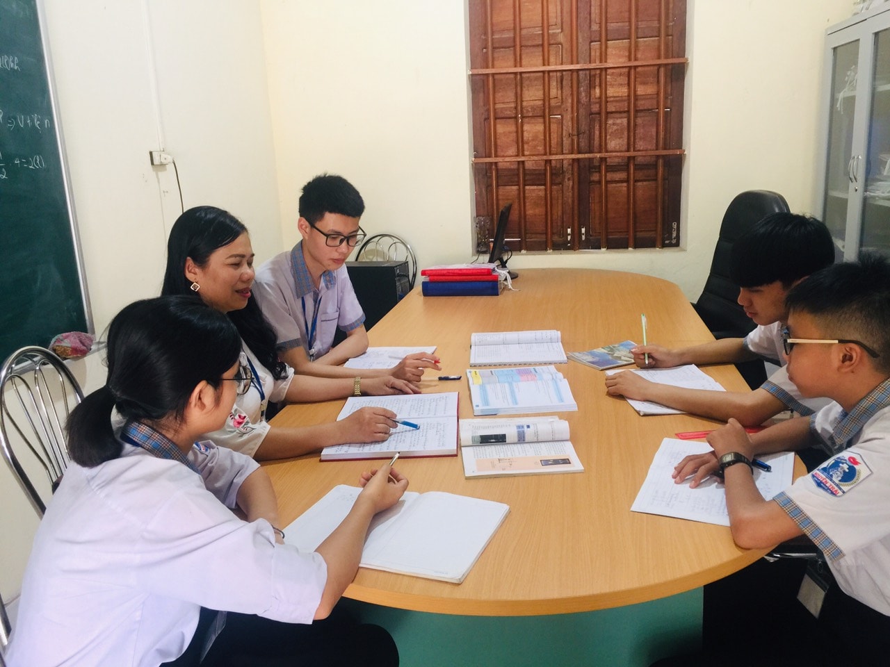 Hoàn cùng cô và các bạn thảo luận khi học đội tuyển