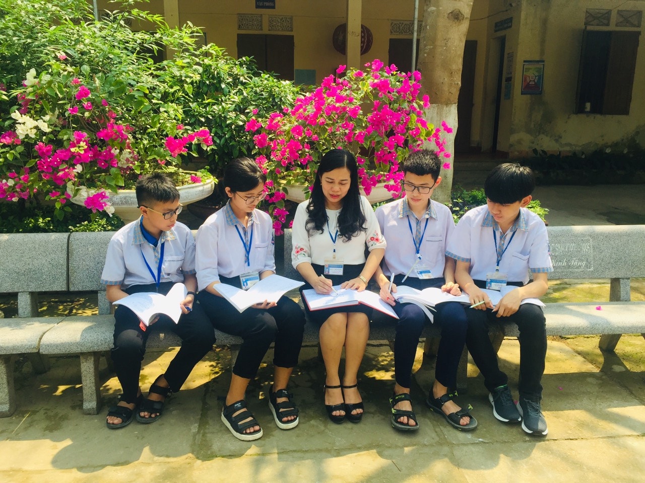 Hoàn cùng cô và các bạn trao đổi bài tập giờ giải lao